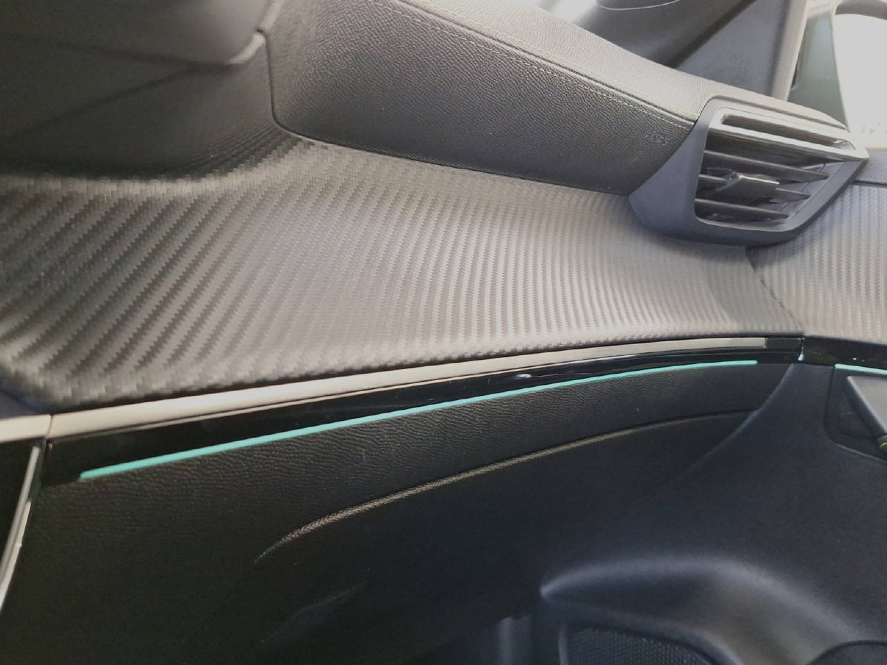 PEUGEOT 208 1.2 Hybrid 145 PS GT-image-18