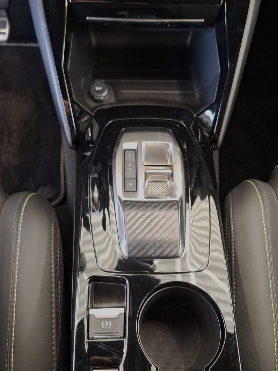 PEUGEOT 208 1.2 Hybrid 145 PS GT-image-17