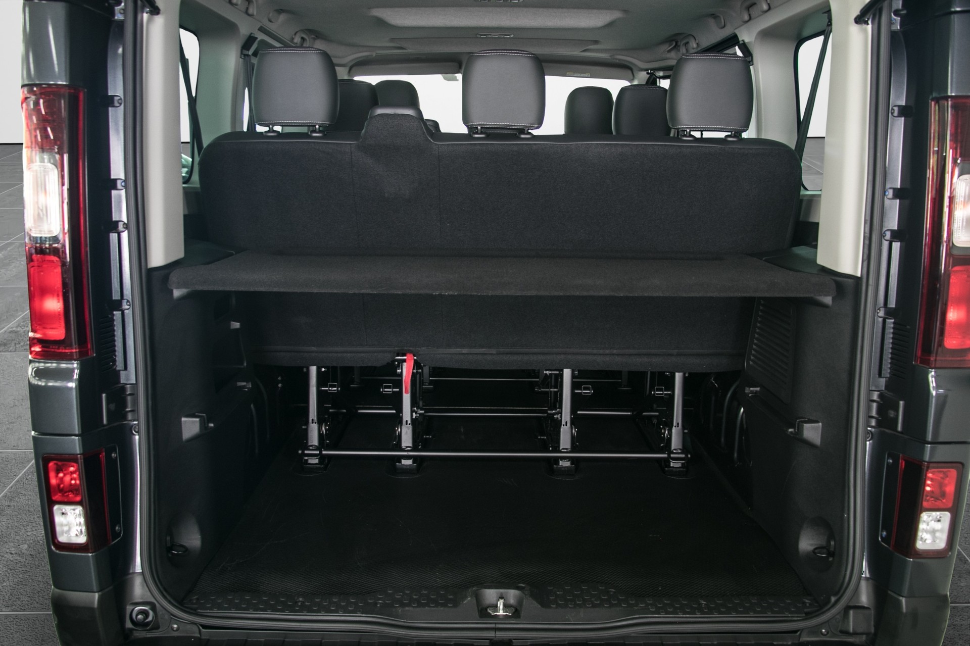 RENAULT Trafic Blue dCi 150 Passenger Techno-image-11