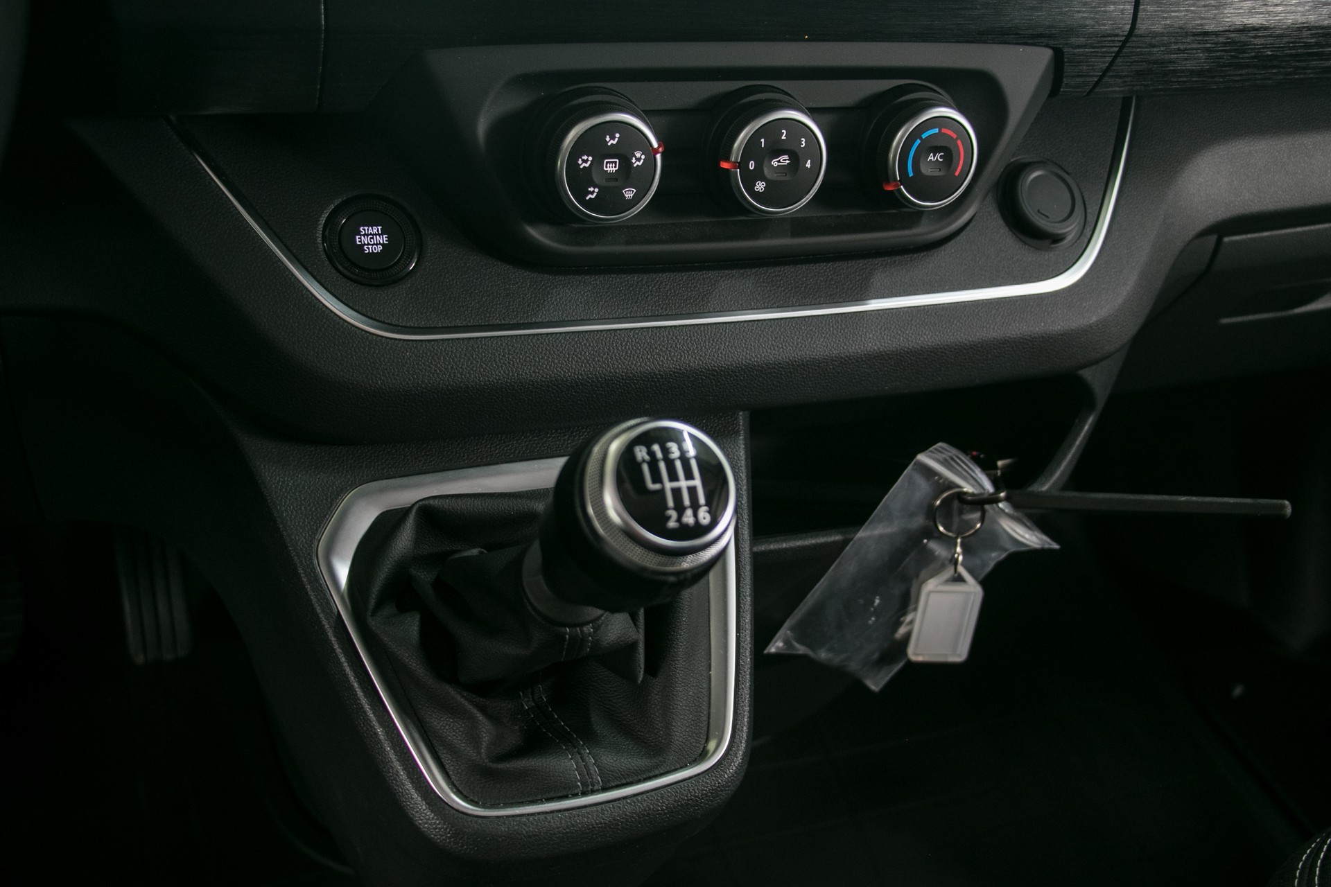 RENAULT Trafic Blue dCi 150 Passenger Techno-image-7
