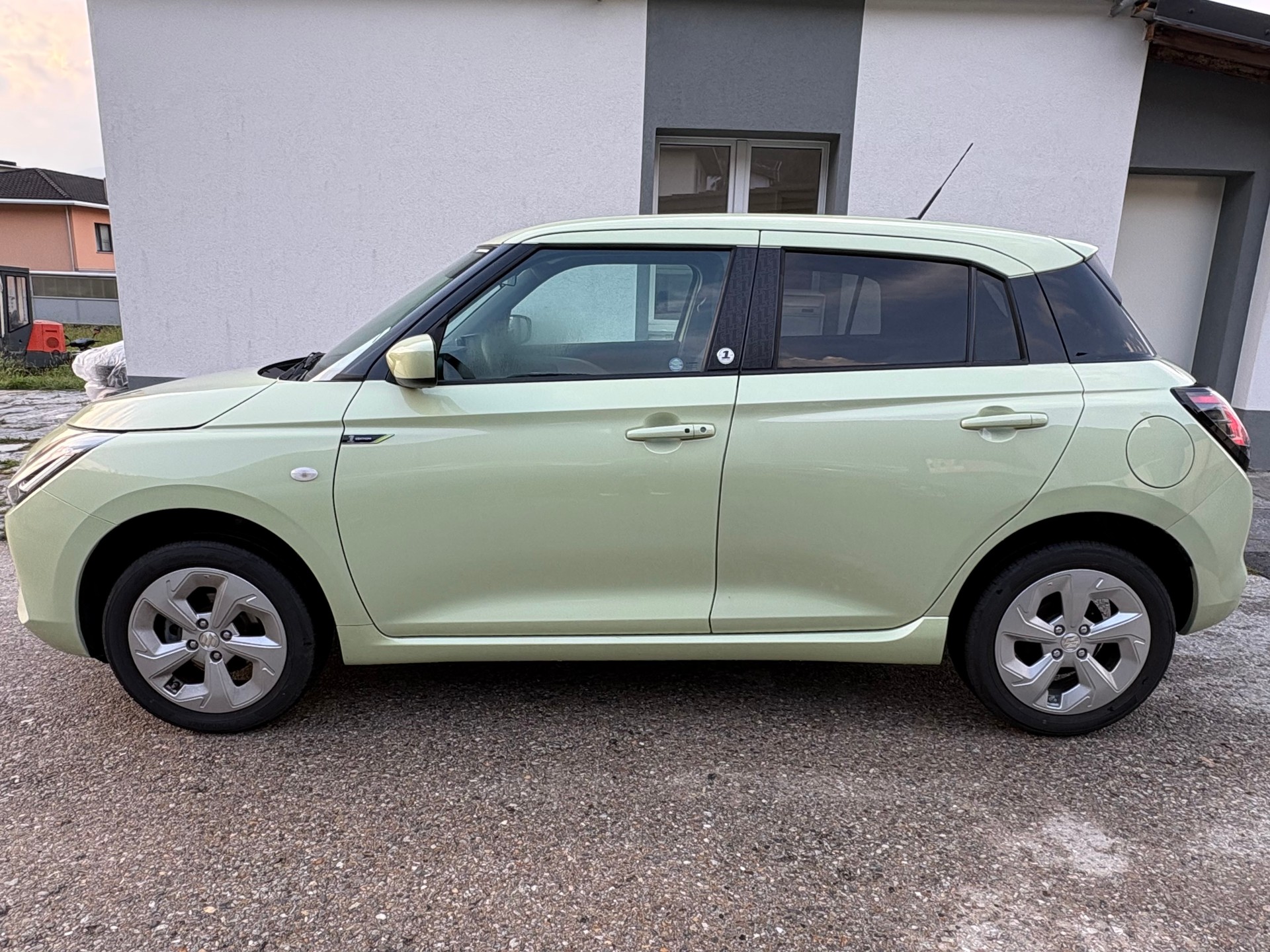 SUZUKI Swift 1.2 1st Edition Top Hybrid 4x4-image-4