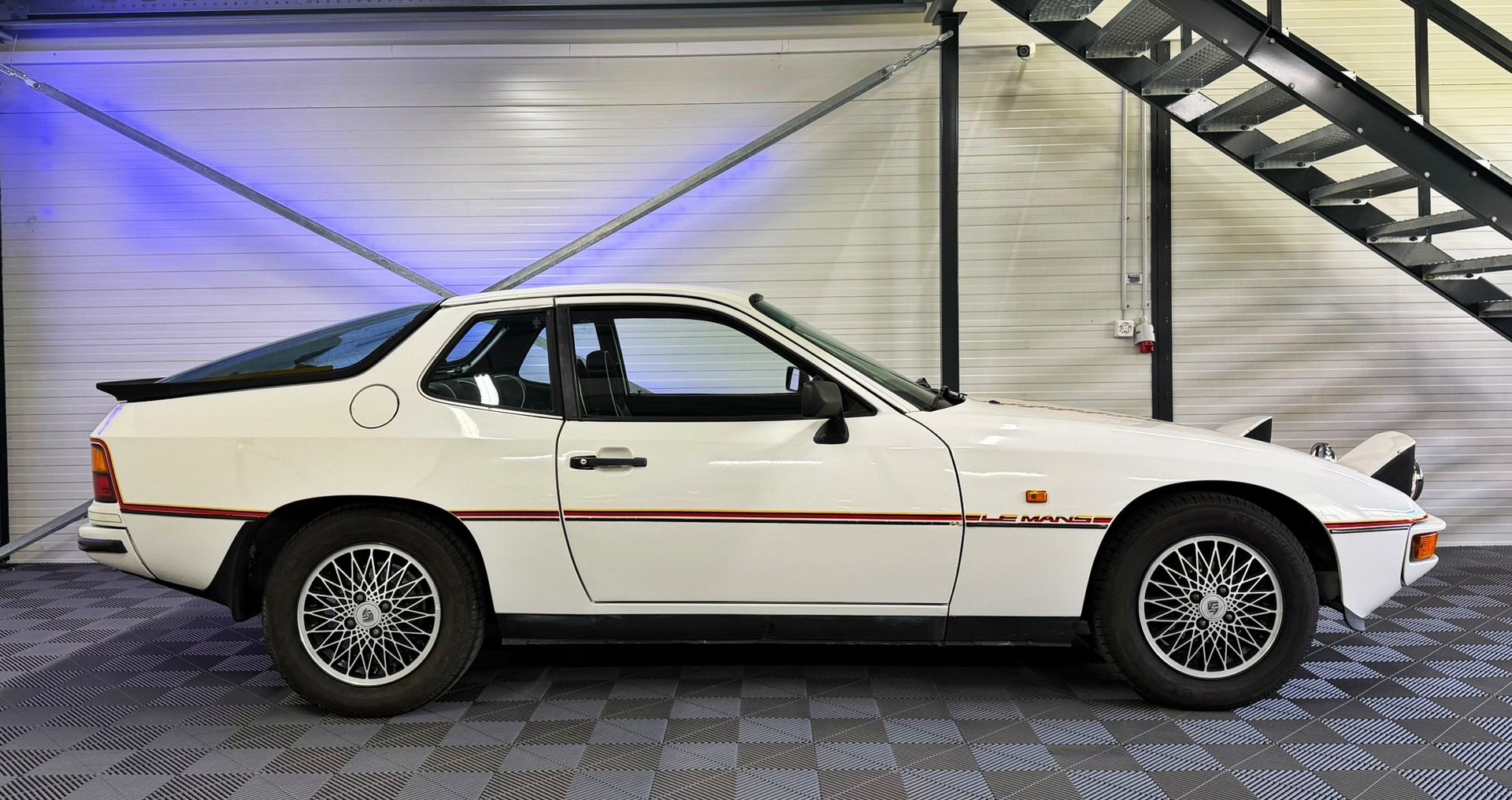 PORSCHE 924Sondermodell LE MANS / Veteranenfahrzeug-showroom-element-3