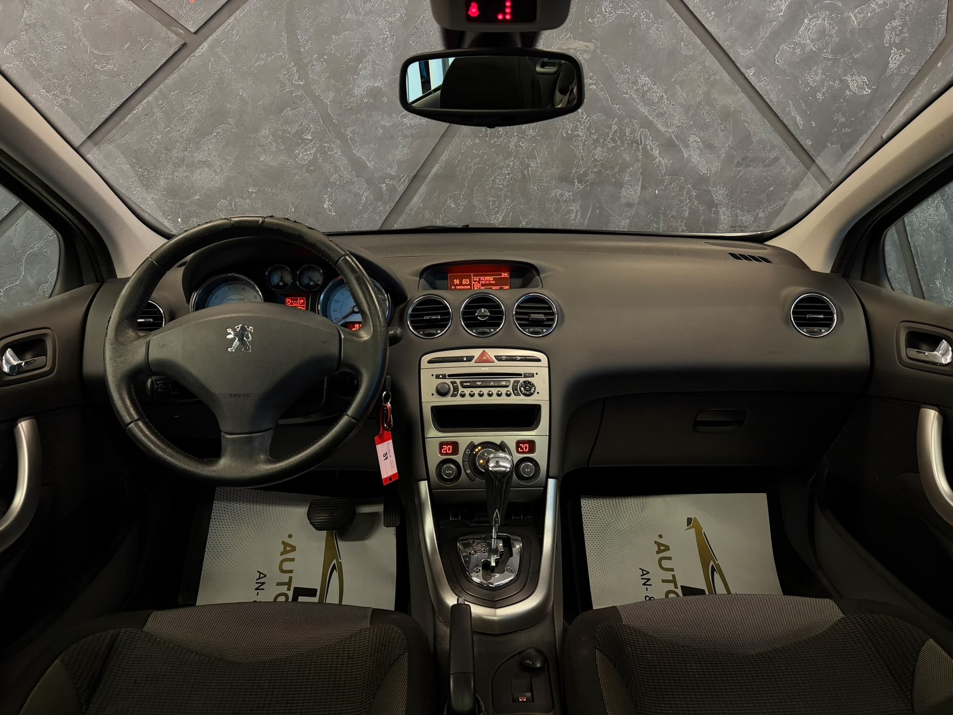 PEUGEOT 308 1.6 16V T Sport Pack Automatic-image-8