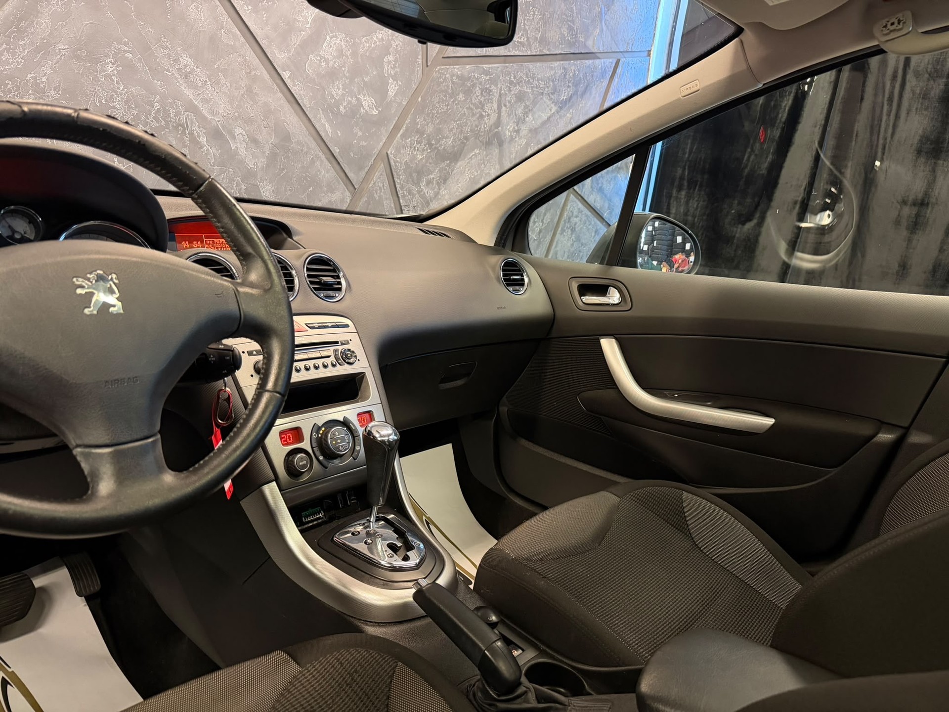 PEUGEOT 308 1.6 16V T Sport Pack Automatic-image-11