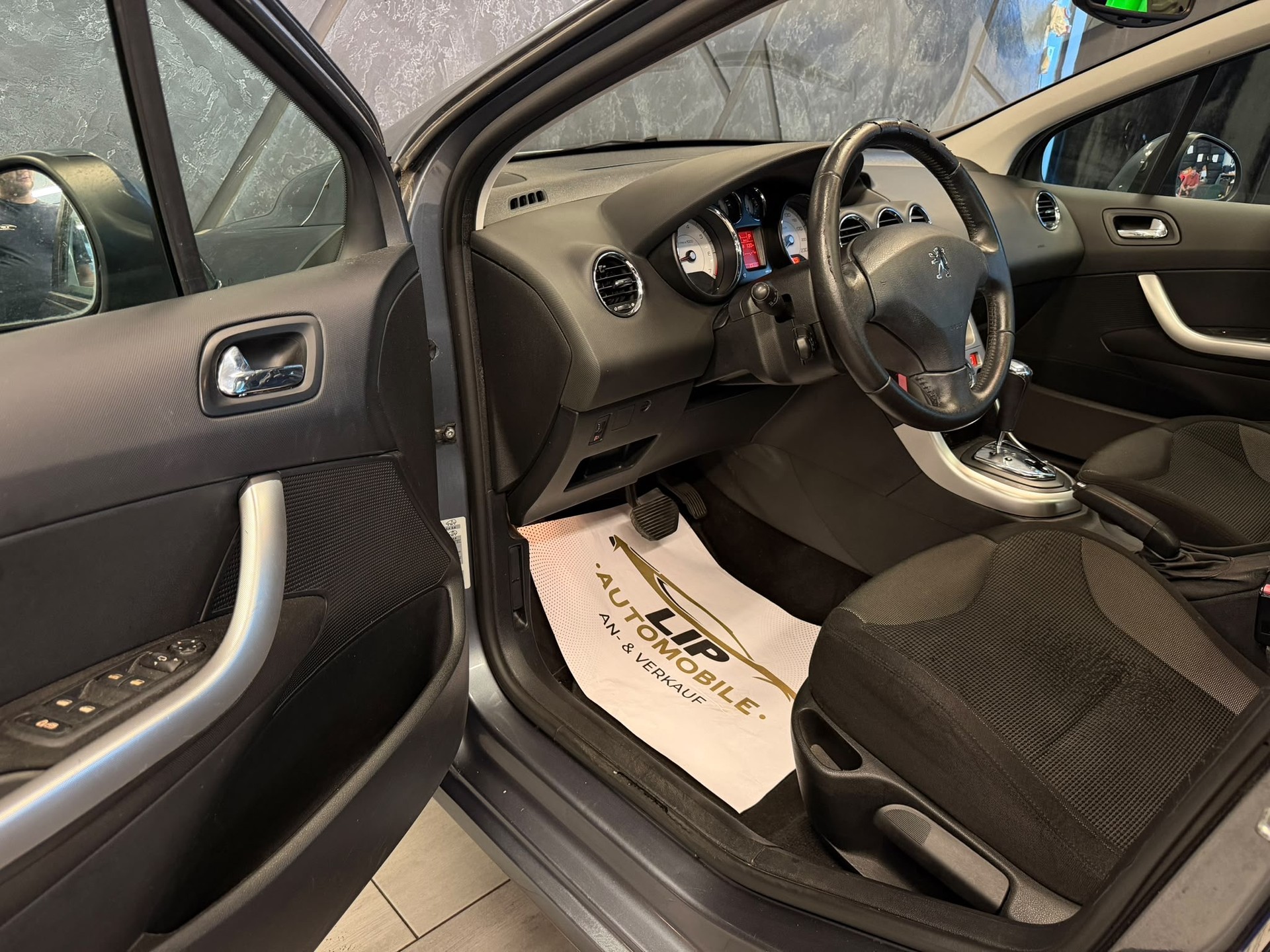 PEUGEOT 308 1.6 16V T Sport Pack Automatic-image-9