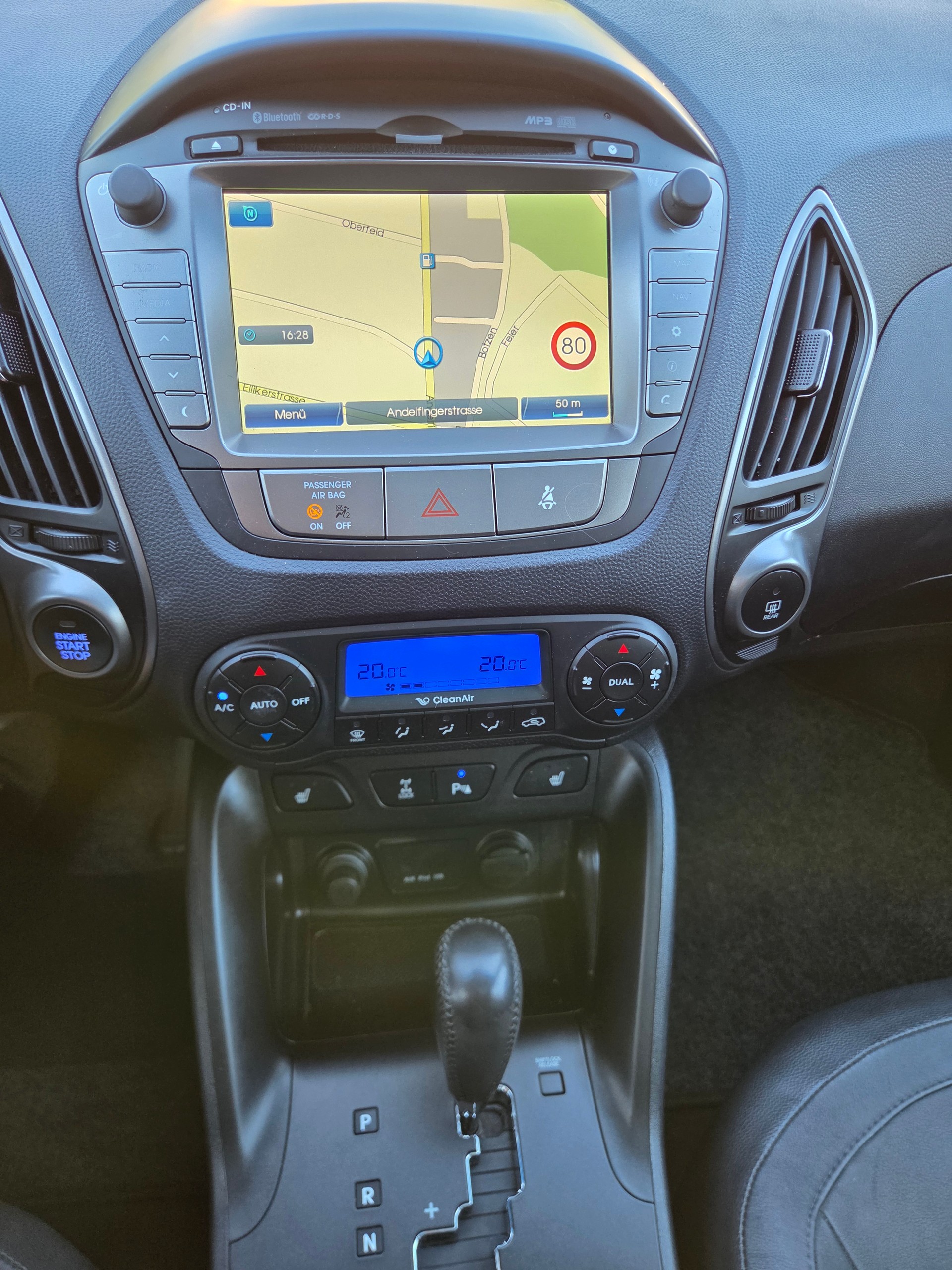 HYUNDAI iX 35 2.0 CRDi Premium 4WD Automatic-image-10