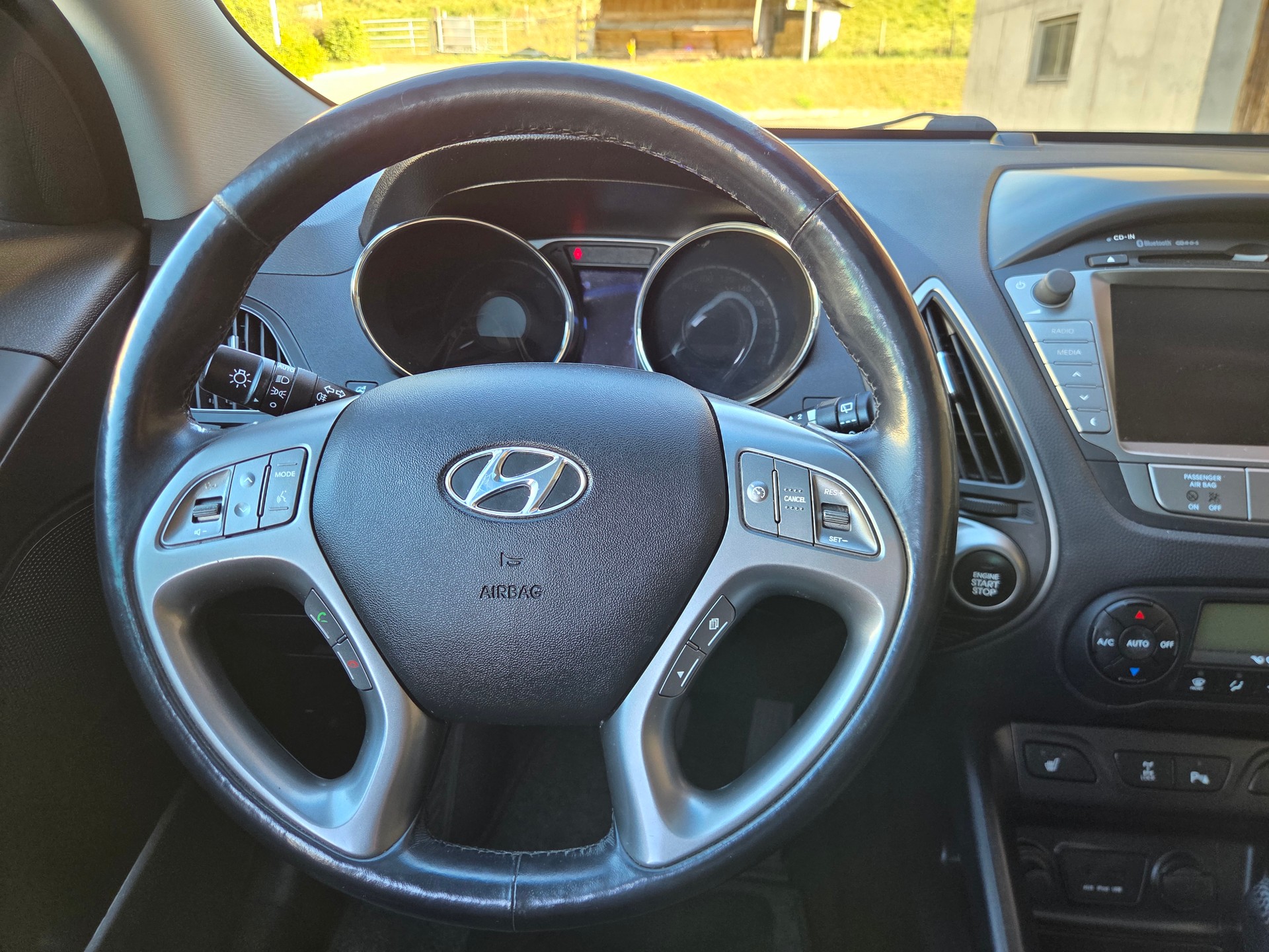 HYUNDAI iX 35 2.0 CRDi Premium 4WD Automatic-image-11