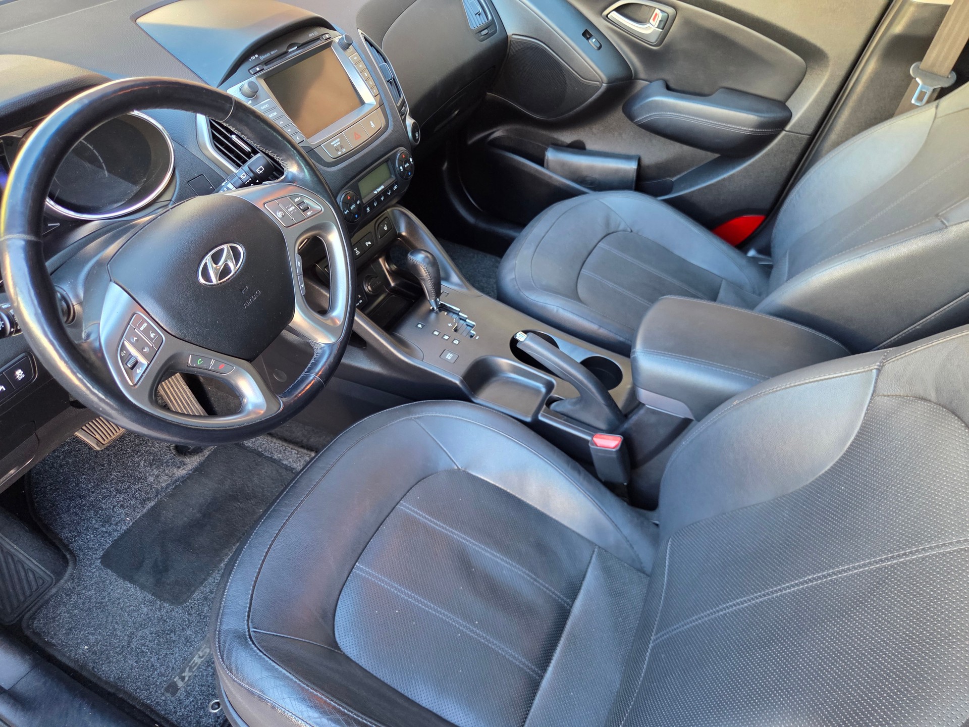 HYUNDAI iX 35 2.0 CRDi Premium 4WD Automatic-image-7