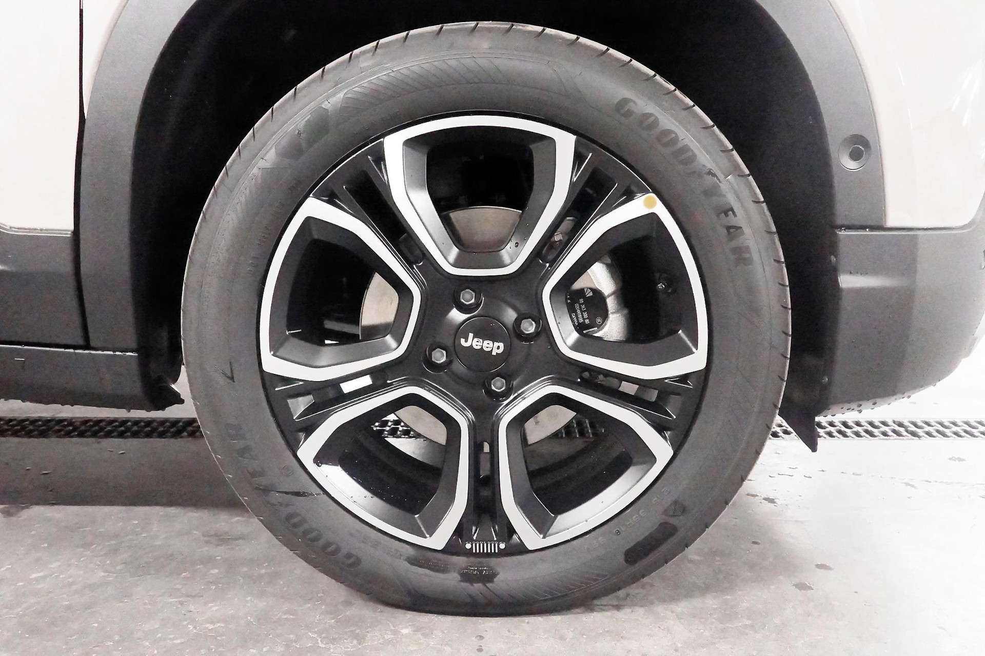 JEEP Avenger 1.2 MHEV Swiss Altitude-image-6