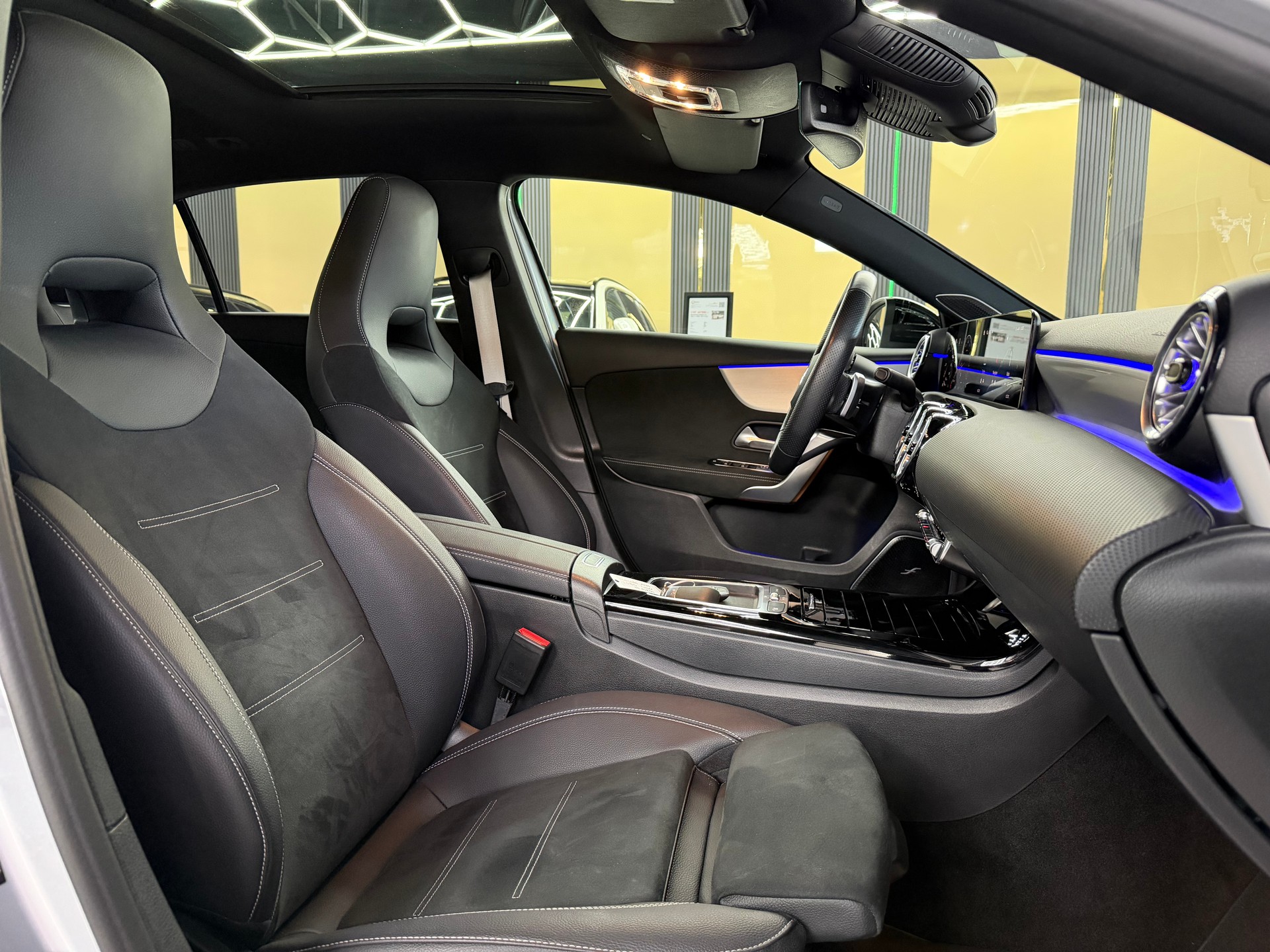 MERCEDES-BENZ A 220 4Matic 8G-DCT-image-11