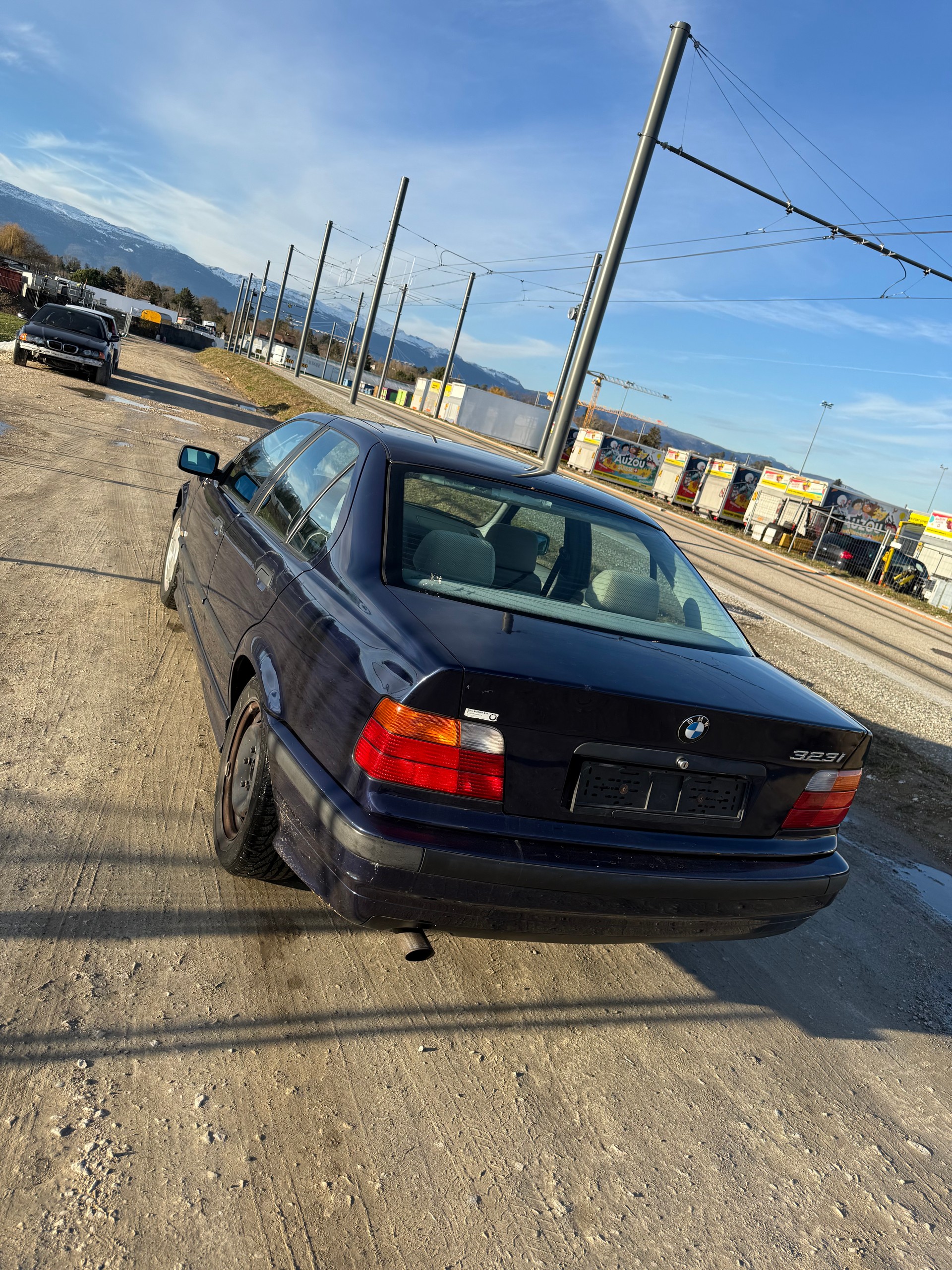 BMW 323i-image-4