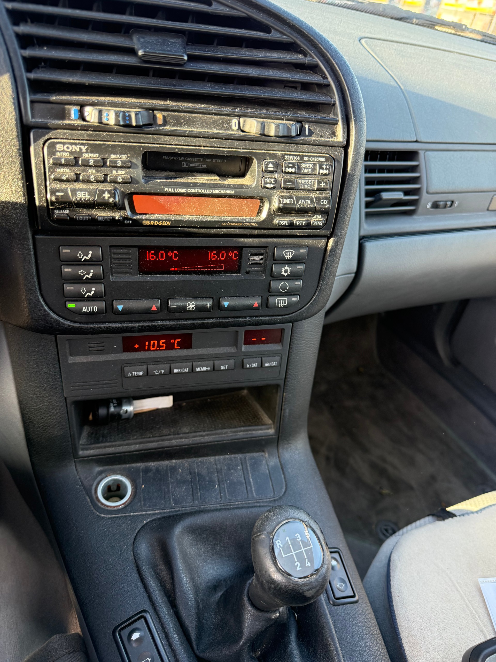 BMW 323i-image-13