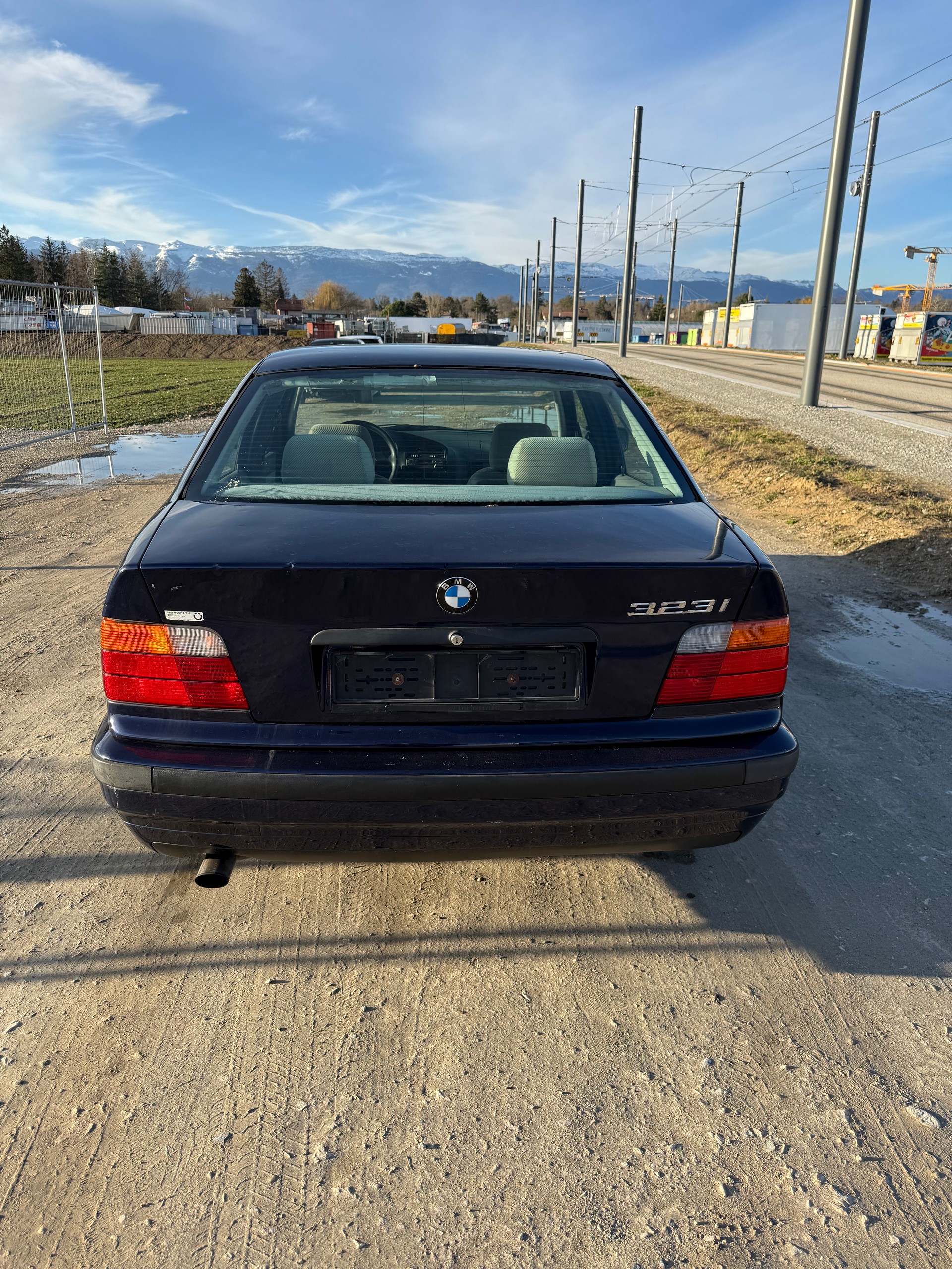 BMW 323i-image-3