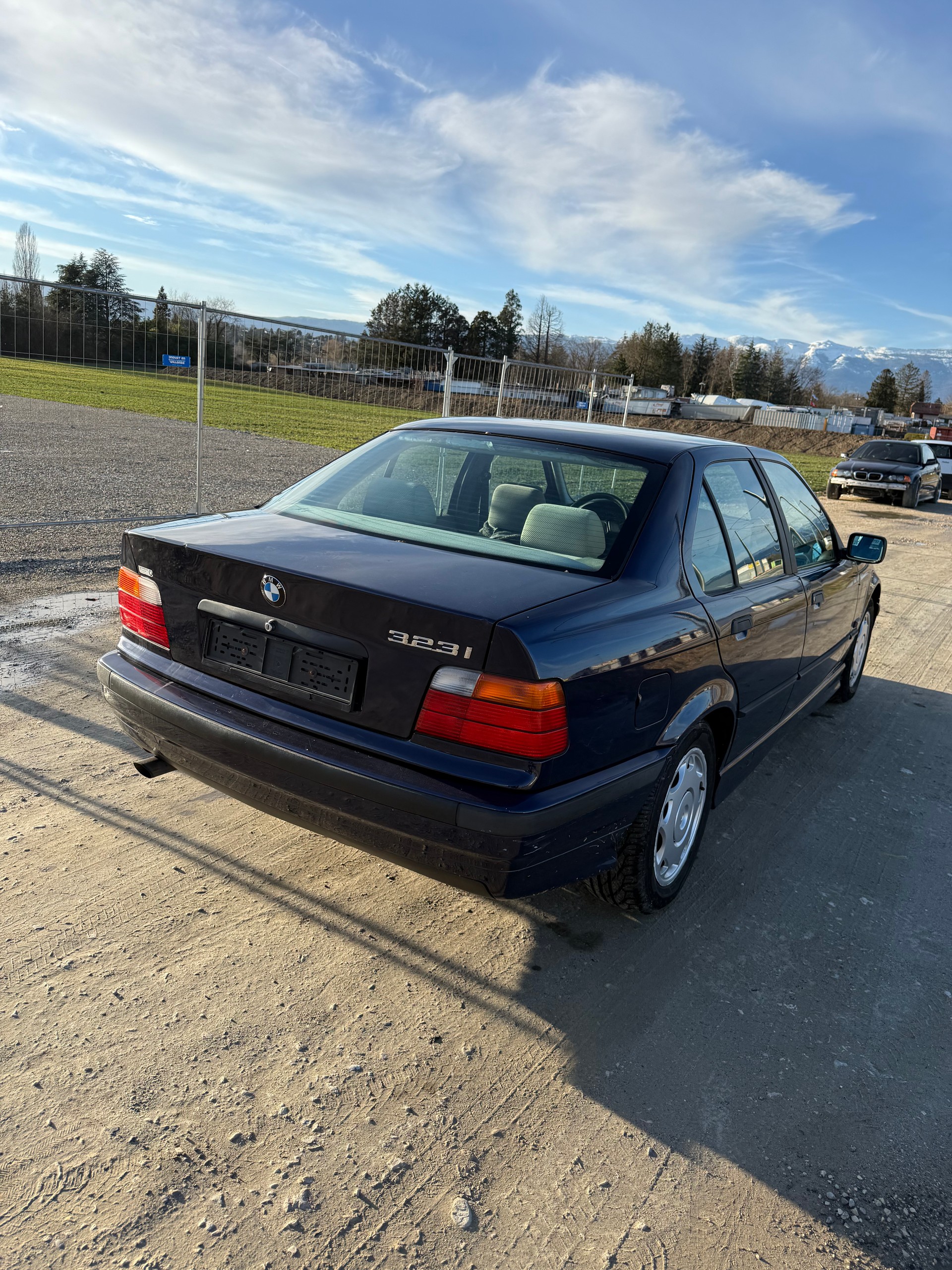 BMW 323i-image-5