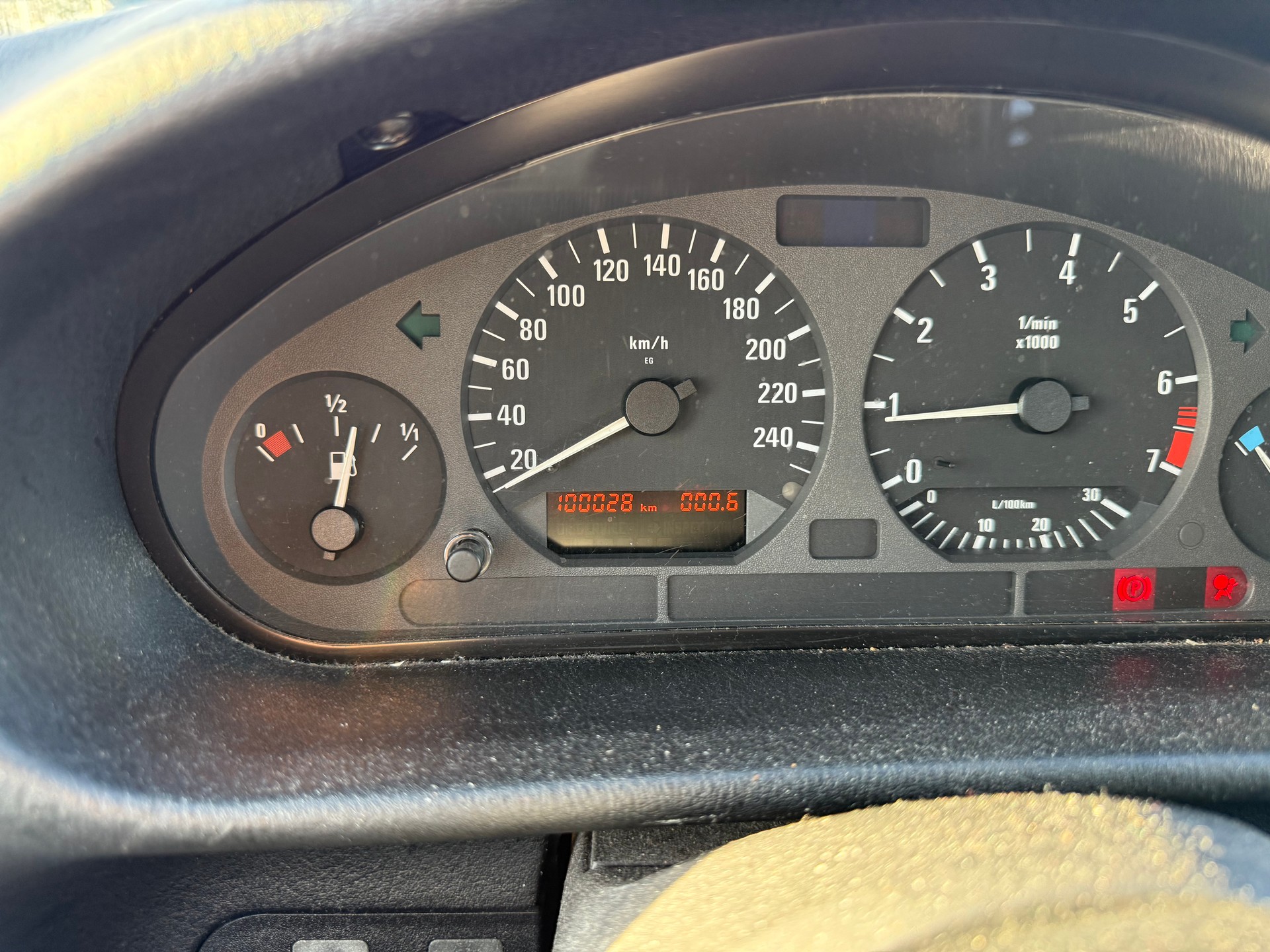 BMW 323i-image-14