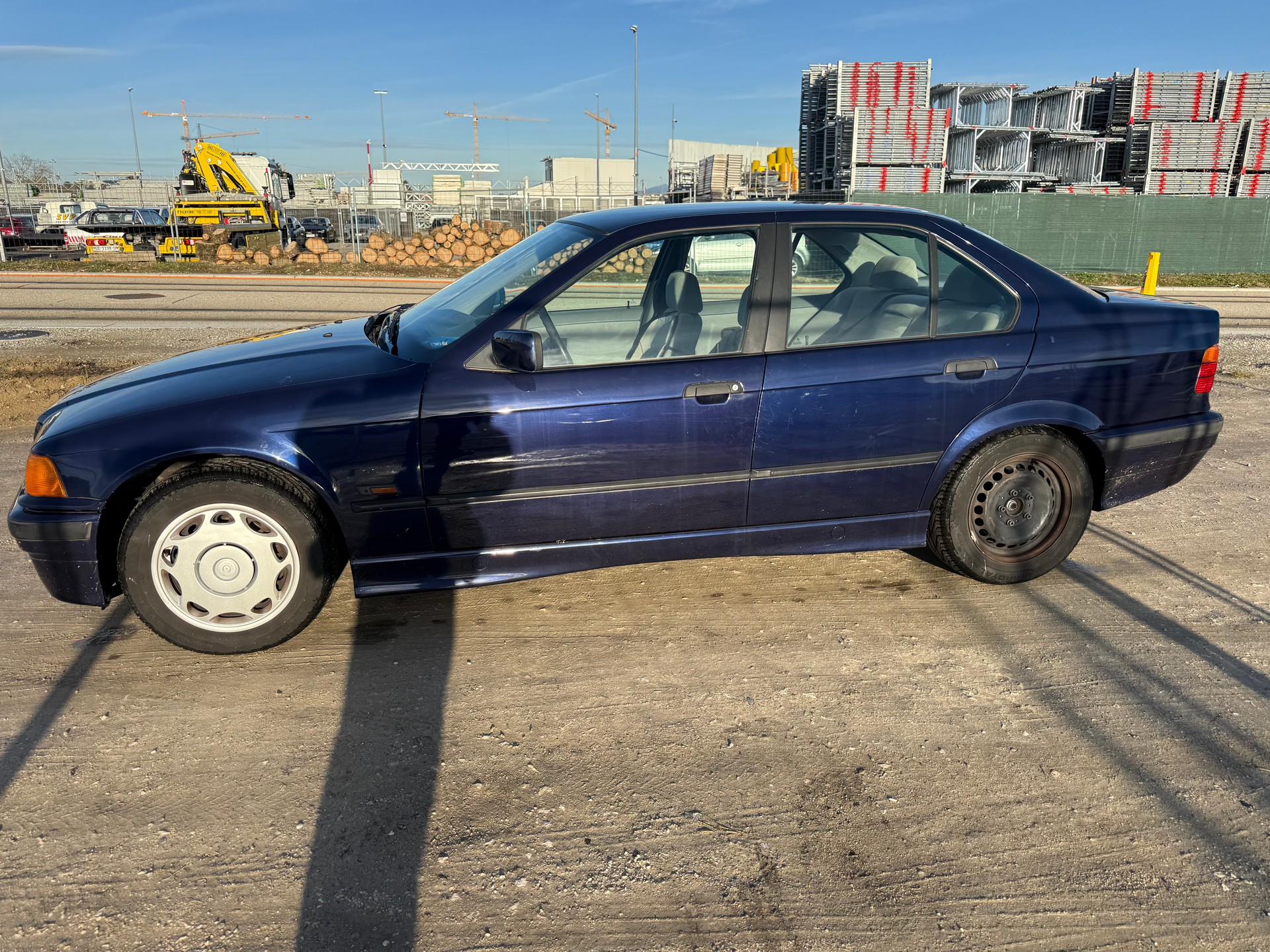 BMW 323i-image-2