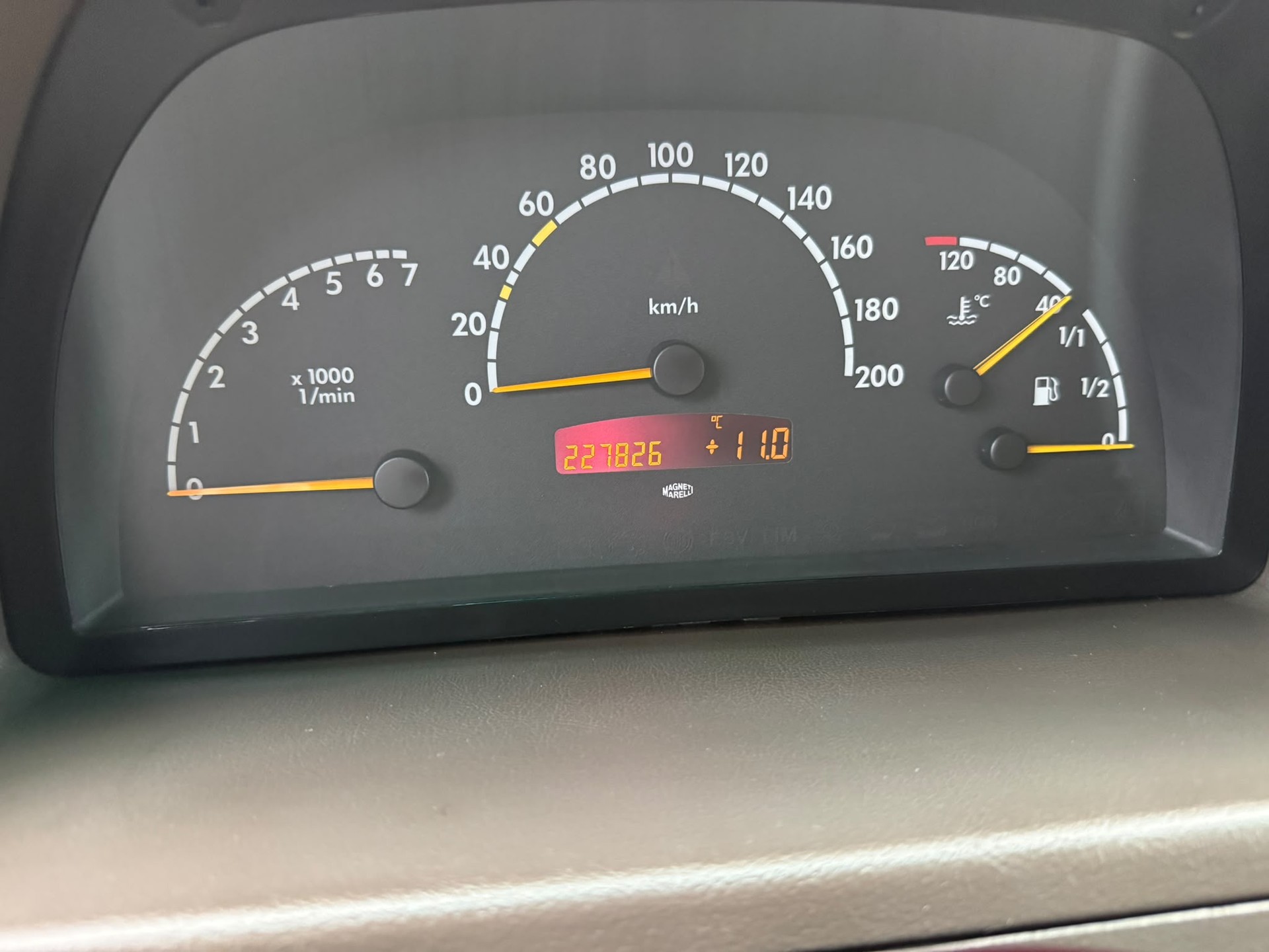 MERCEDES-BENZ V 220-image-13