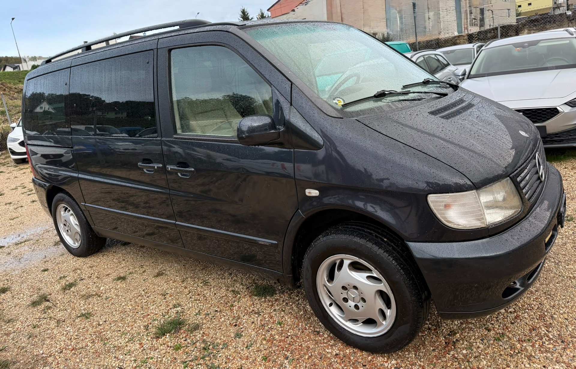 MERCEDES-BENZ V 220-image-1