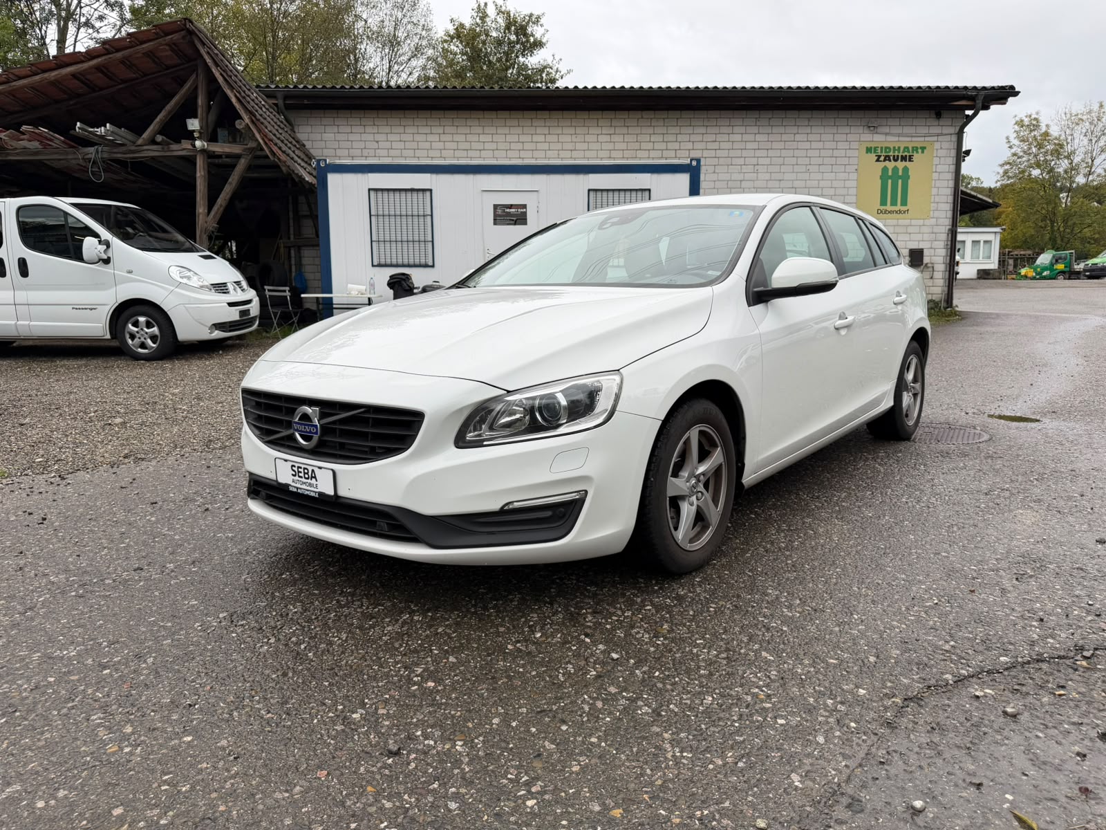 VOLVO V60 D3 Momentum Geartronic-image-0