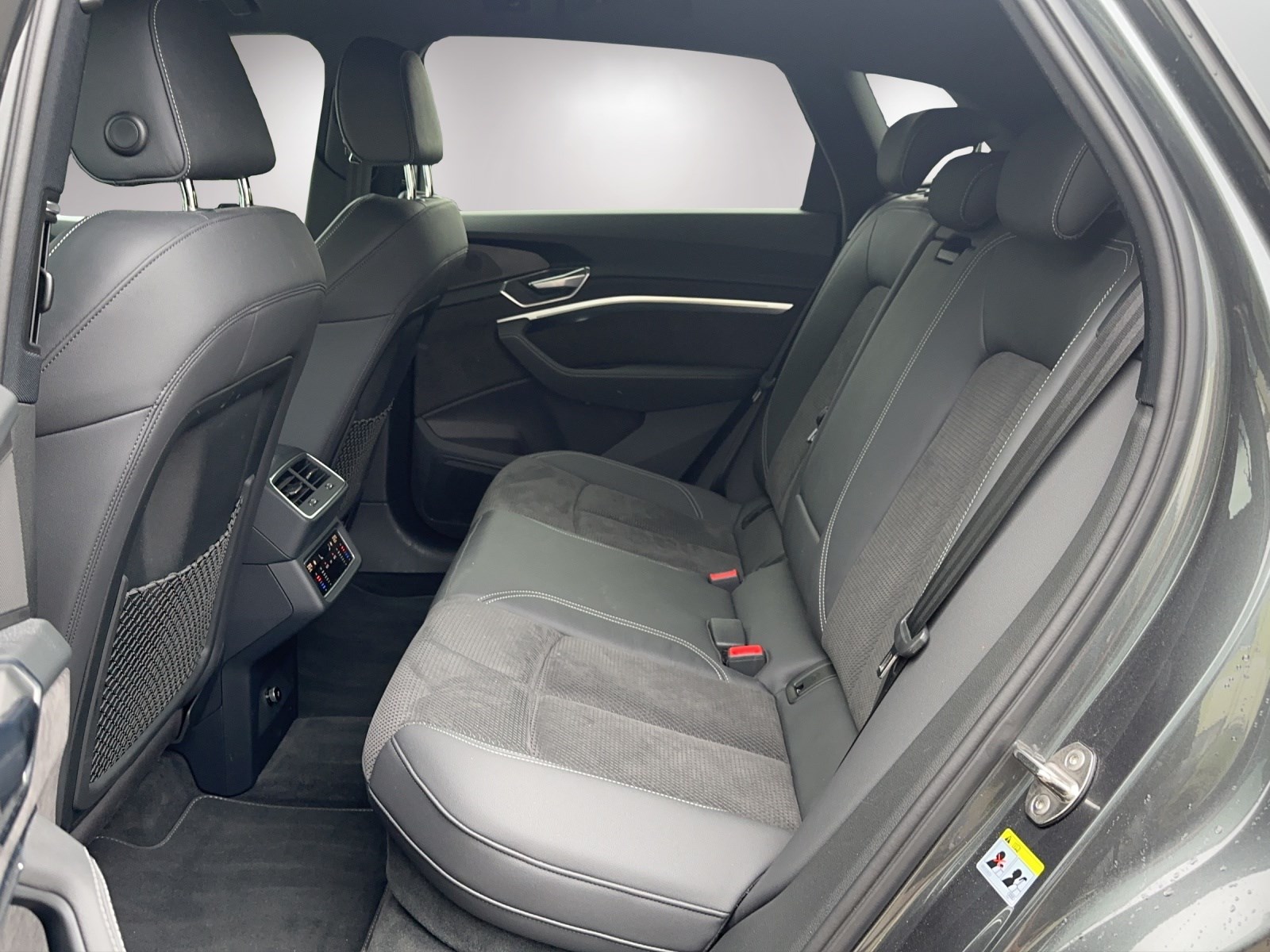 AUDI e-tron 55 S Line quattro-image-11