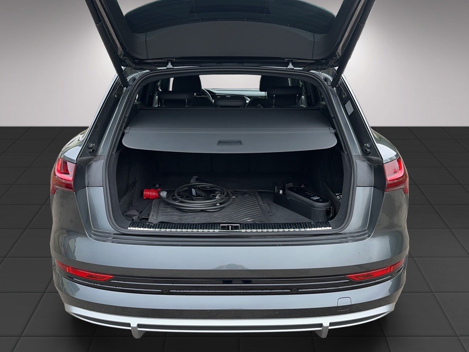 AUDI e-tron 55 S Line quattro-image-12