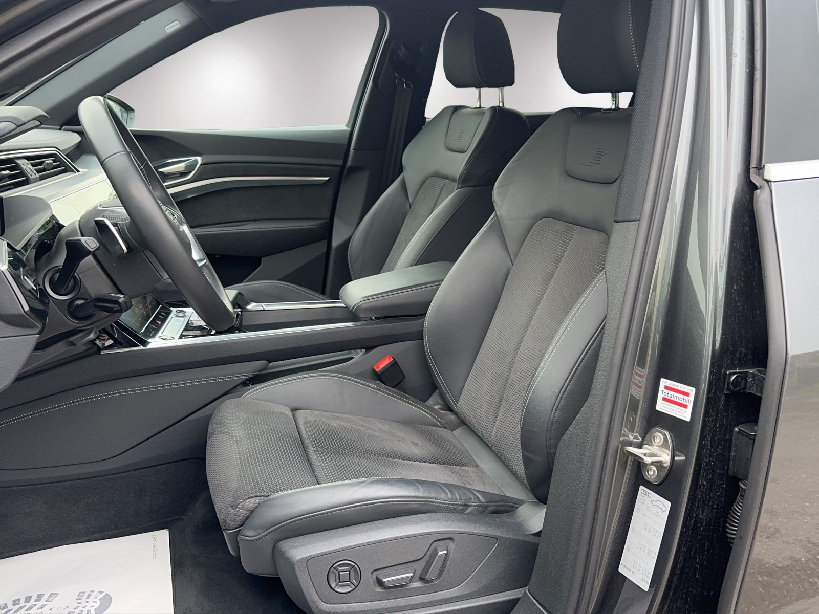 AUDI e-tron 55 S Line quattro-image-8