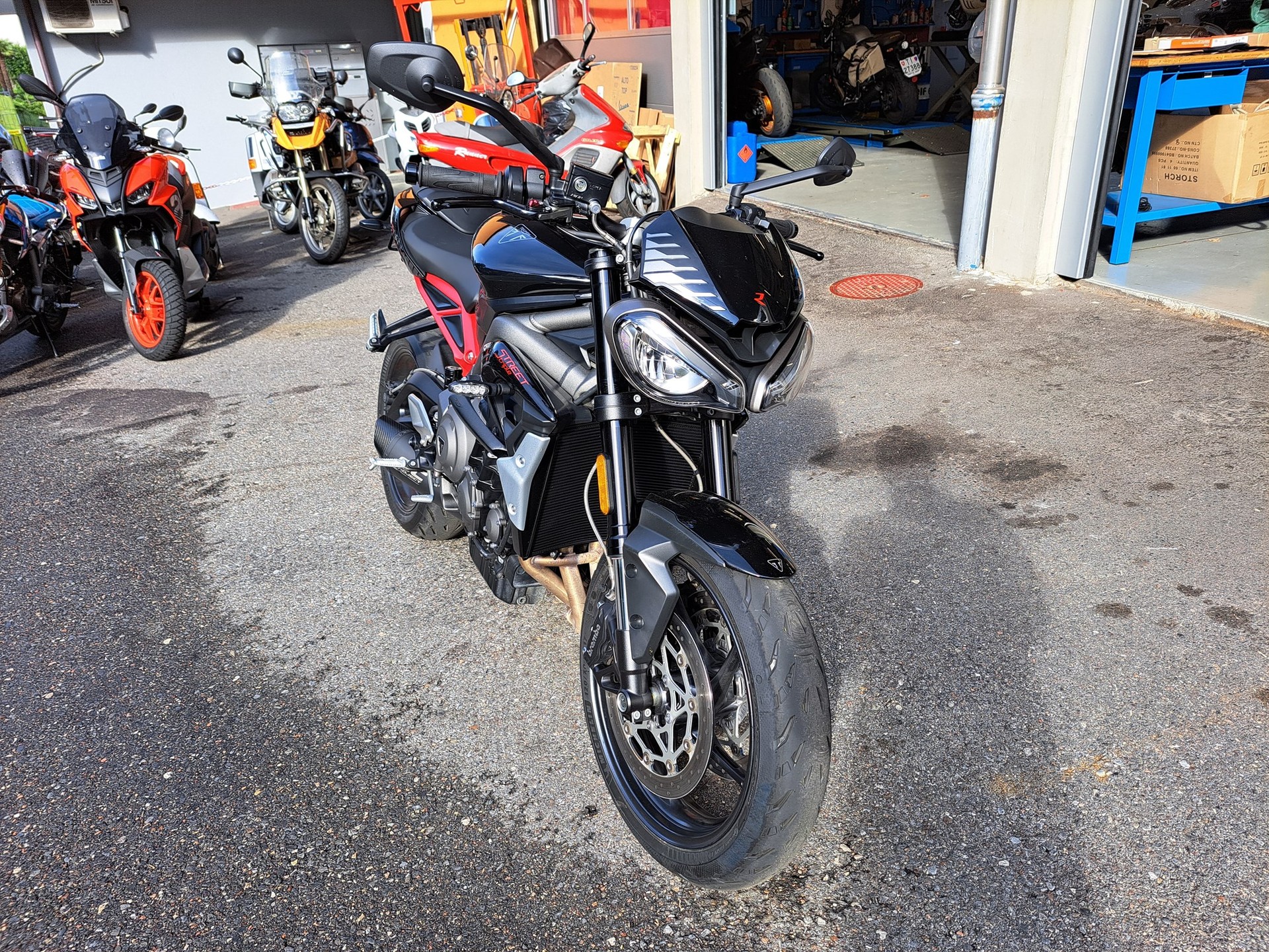 TRIUMPH Street Triple R 765-showroom-element-1