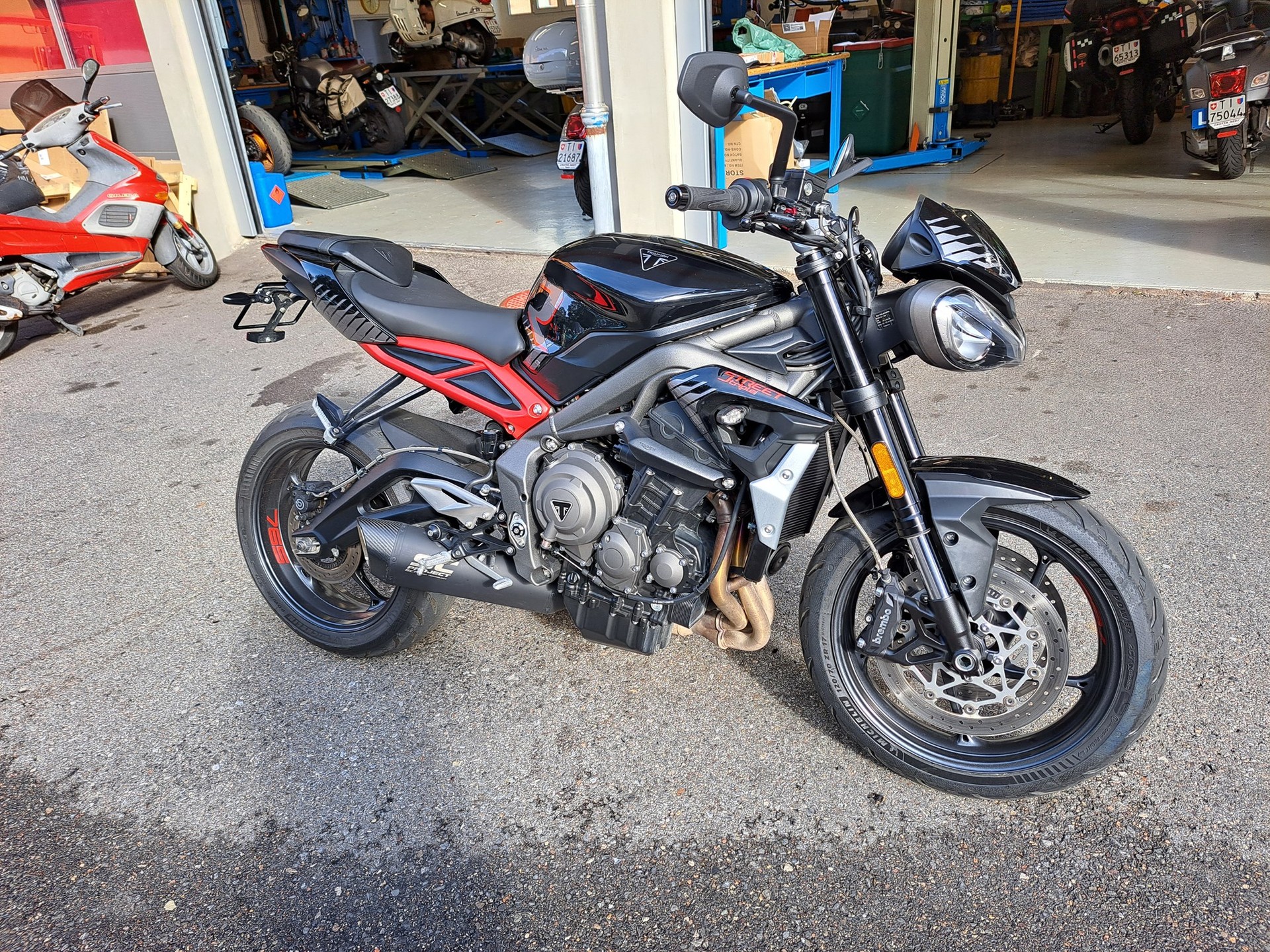 TRIUMPH Street Triple R 765-showroom-element-2