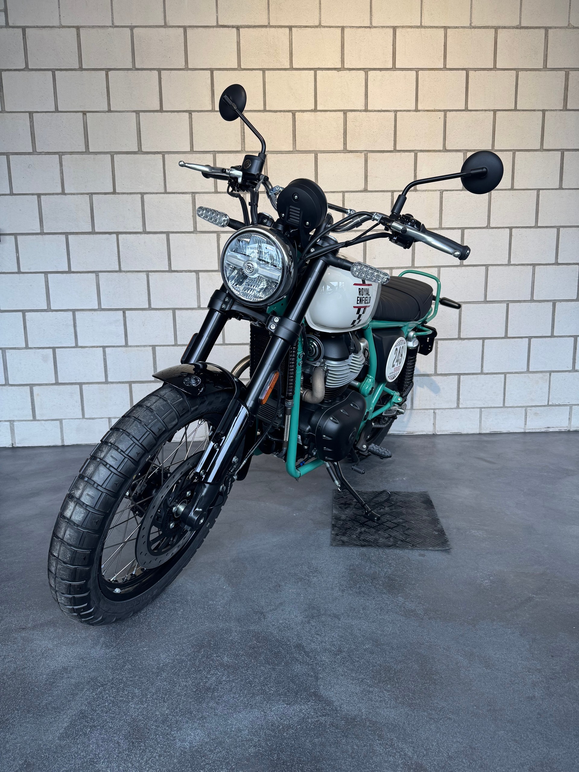 ROYAL ENFIELD BEAR 650-showroom-element-2