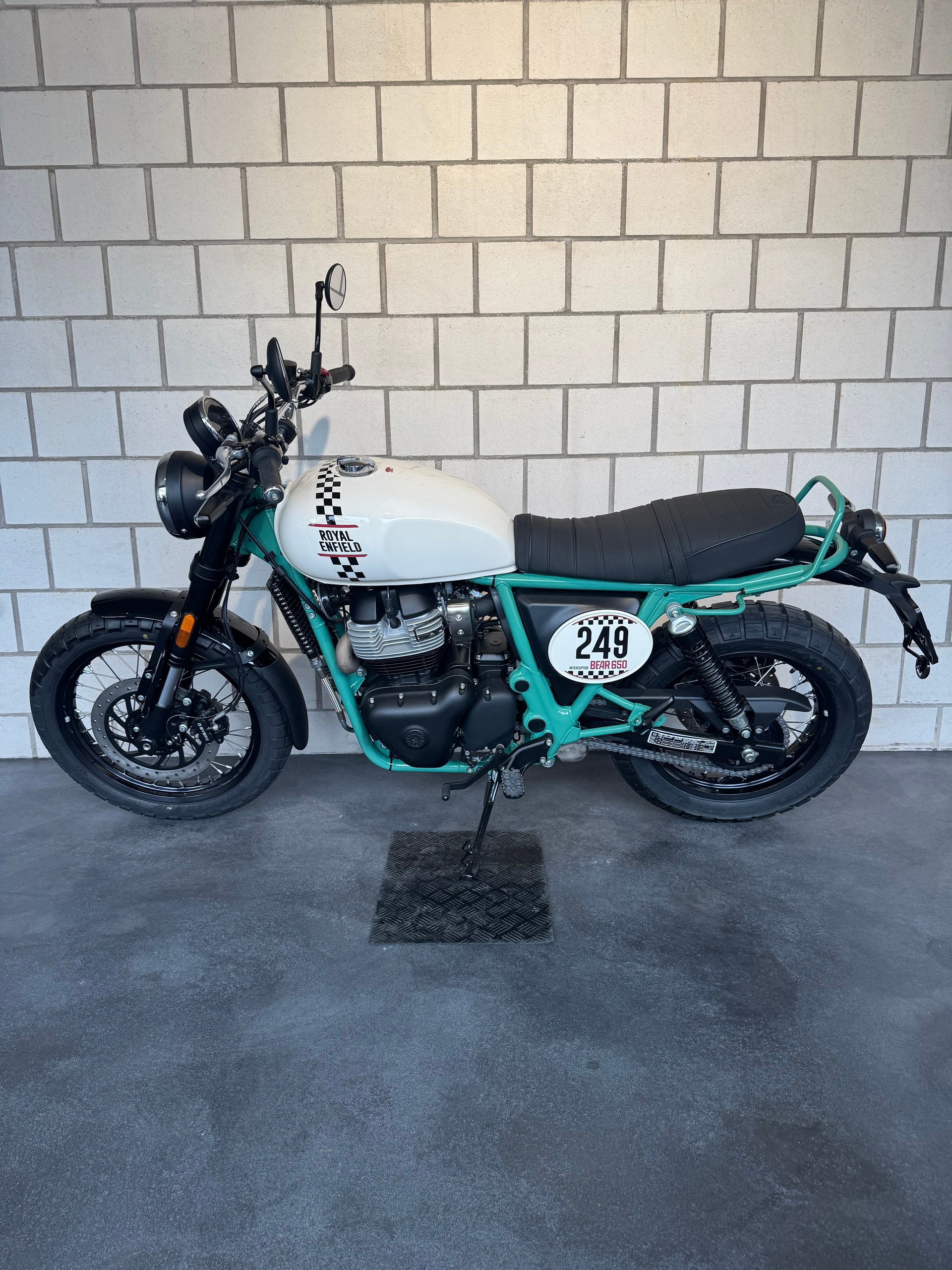 ROYAL ENFIELD BEAR 650-showroom-element-1