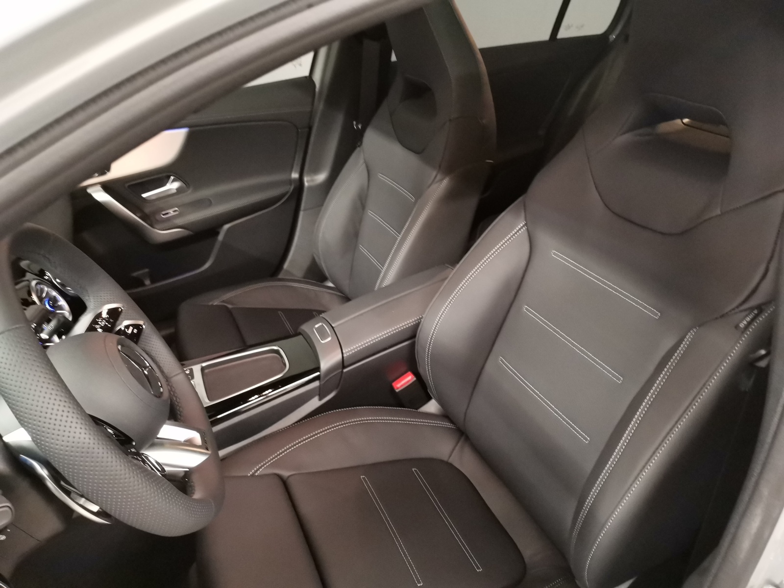 MERCEDES-BENZ AMG A 35 4Matic-image-13