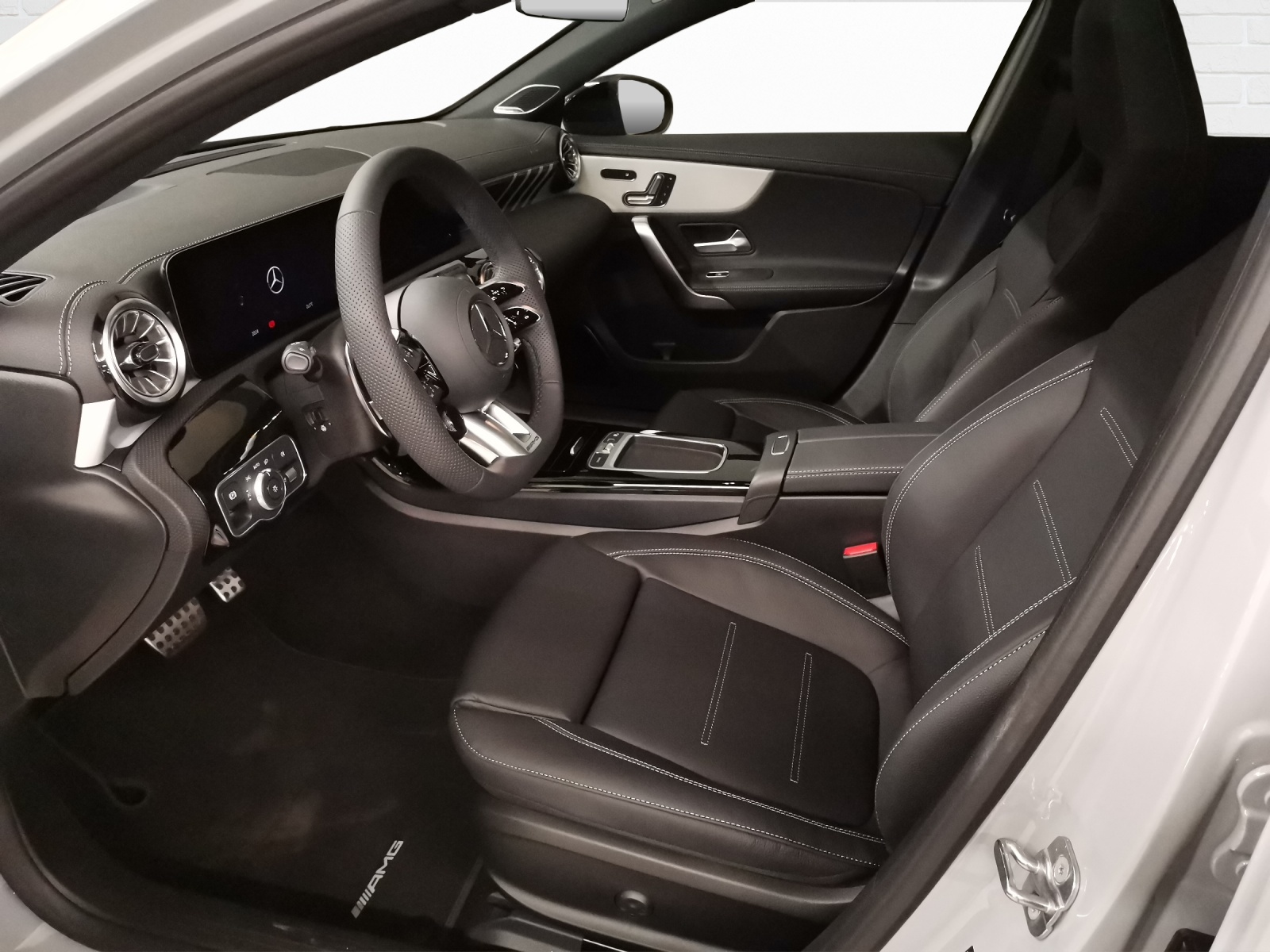 MERCEDES-BENZ AMG A 35 4Matic-image-6