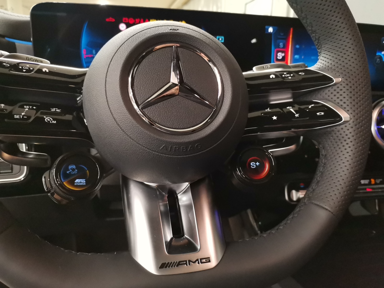 MERCEDES-BENZ AMG A 35 4Matic-image-14