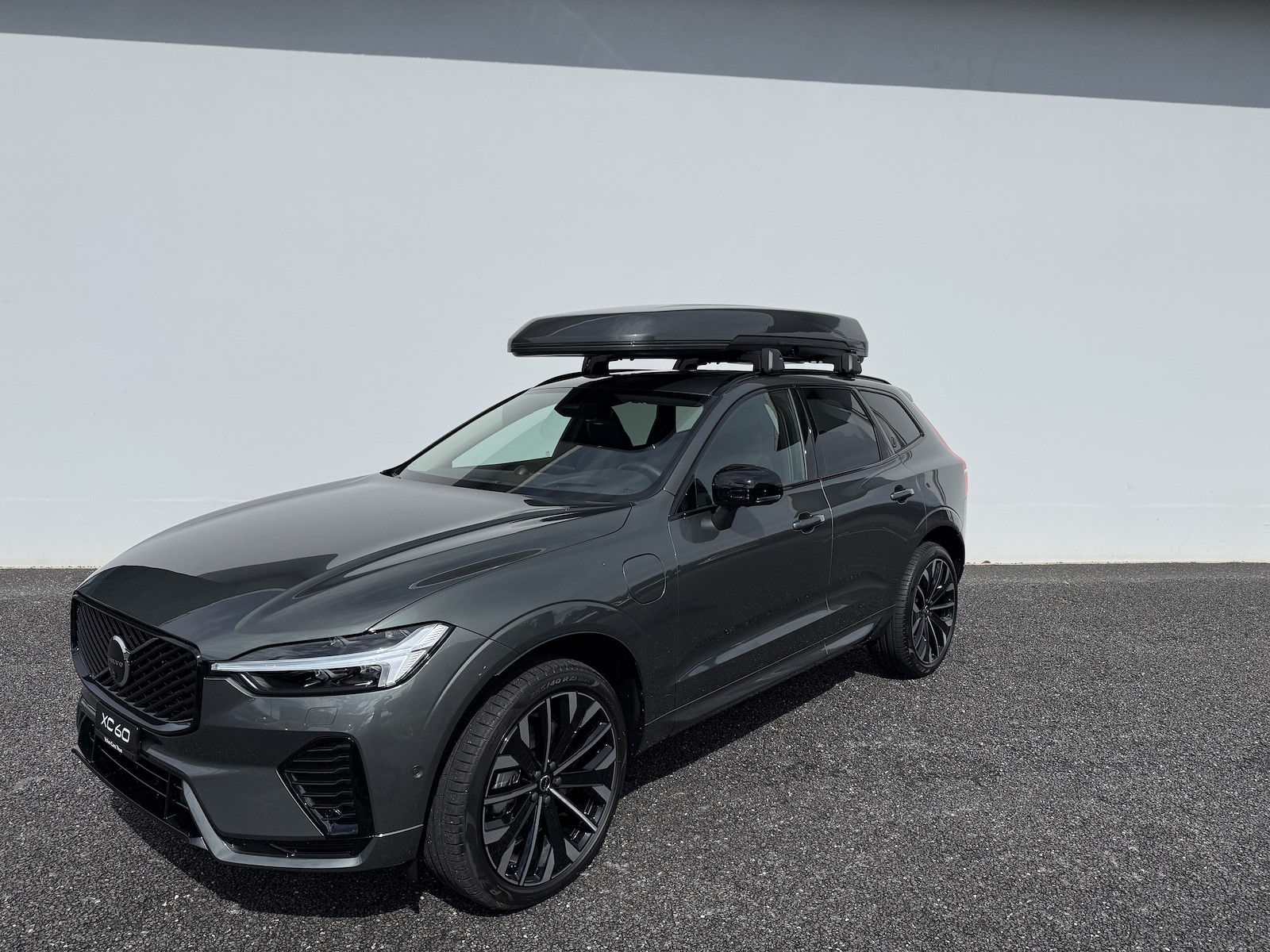 VOLVO XC60 2.0 T6 TE Ultra Dark eAWD-image-1