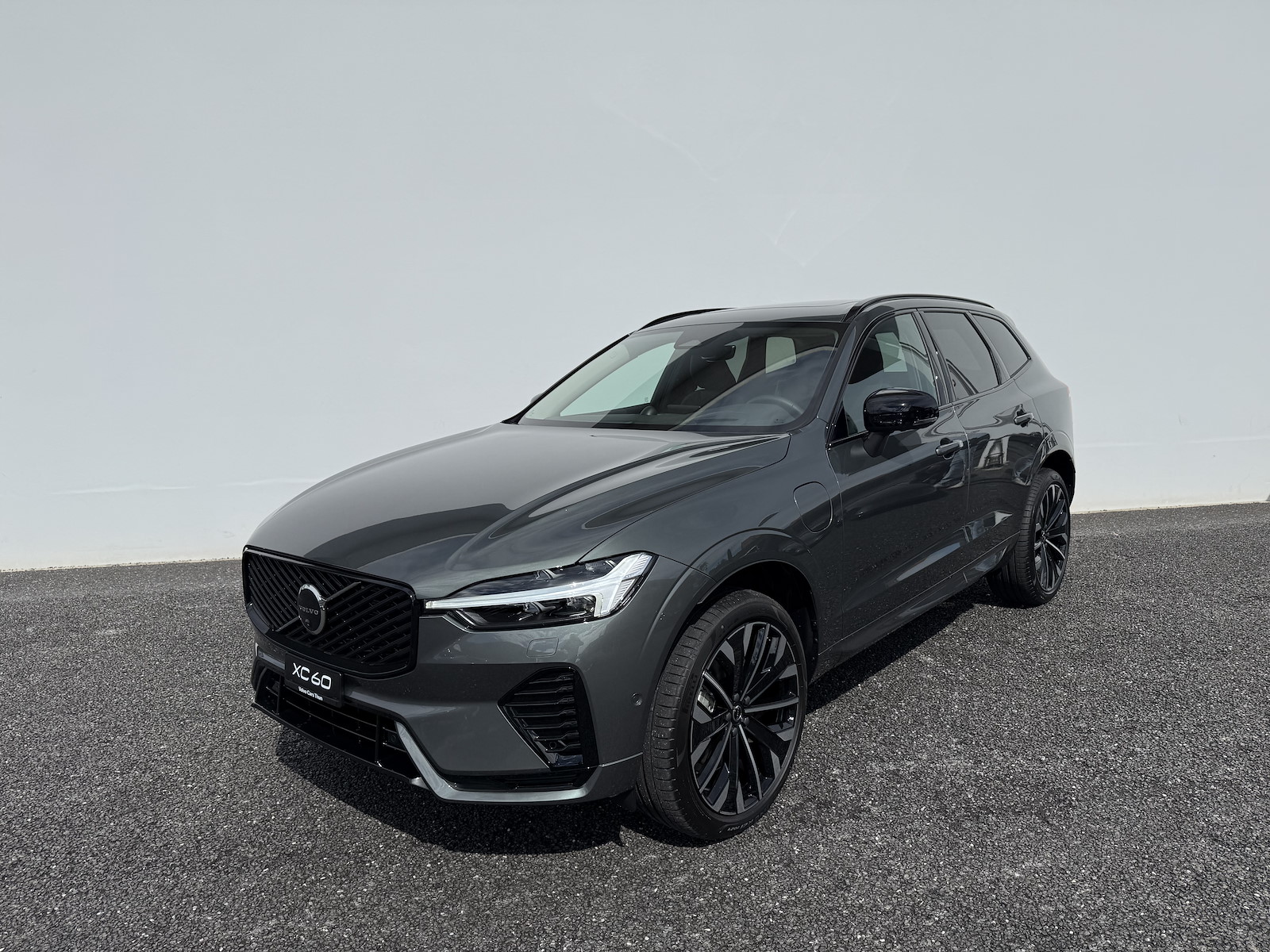 VOLVO XC60 2.0 T6 TE Ultra Dark eAWD-image-0