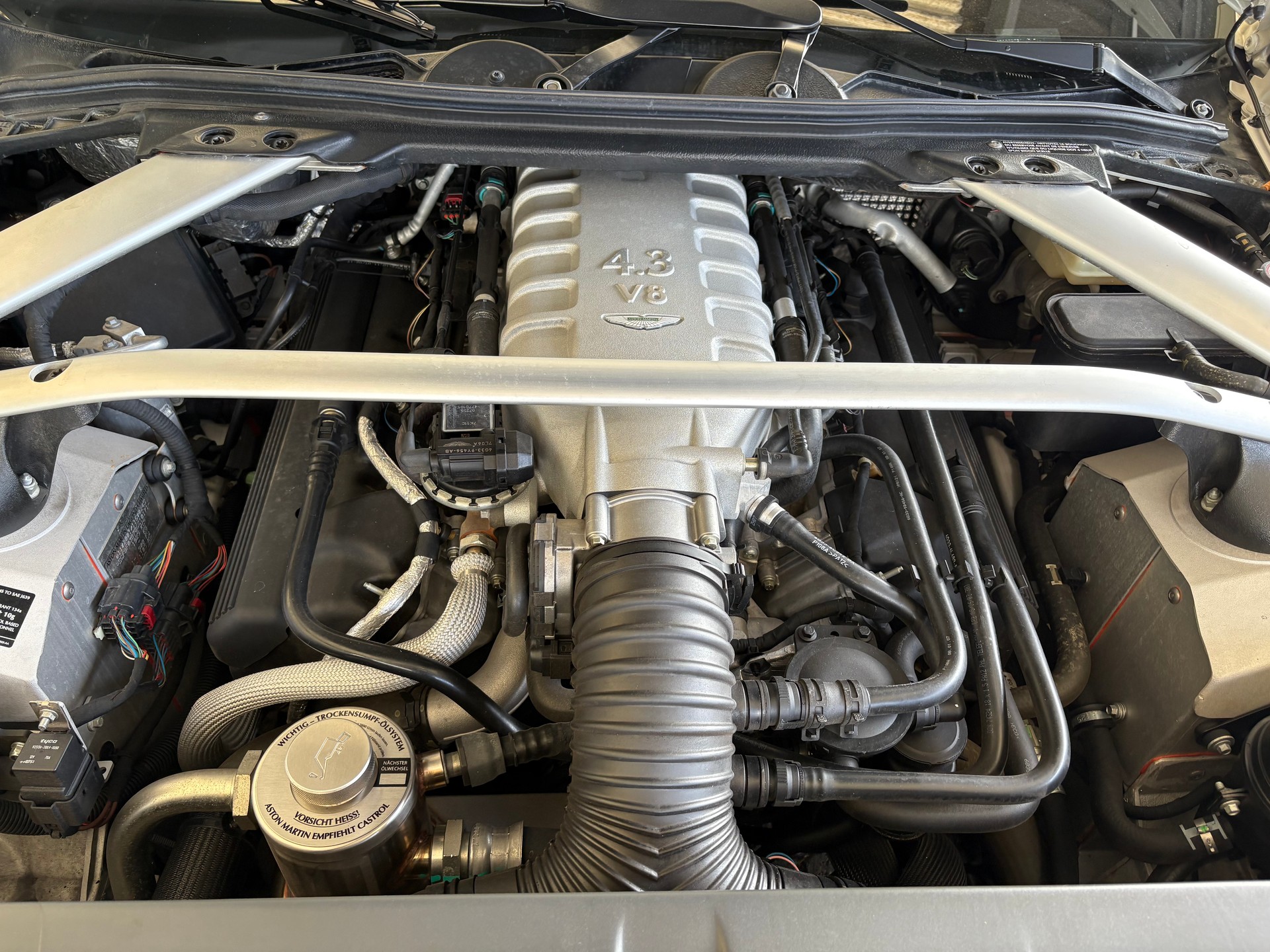ASTON MARTIN V8 Vantage 4.3 Sportshift-image-9
