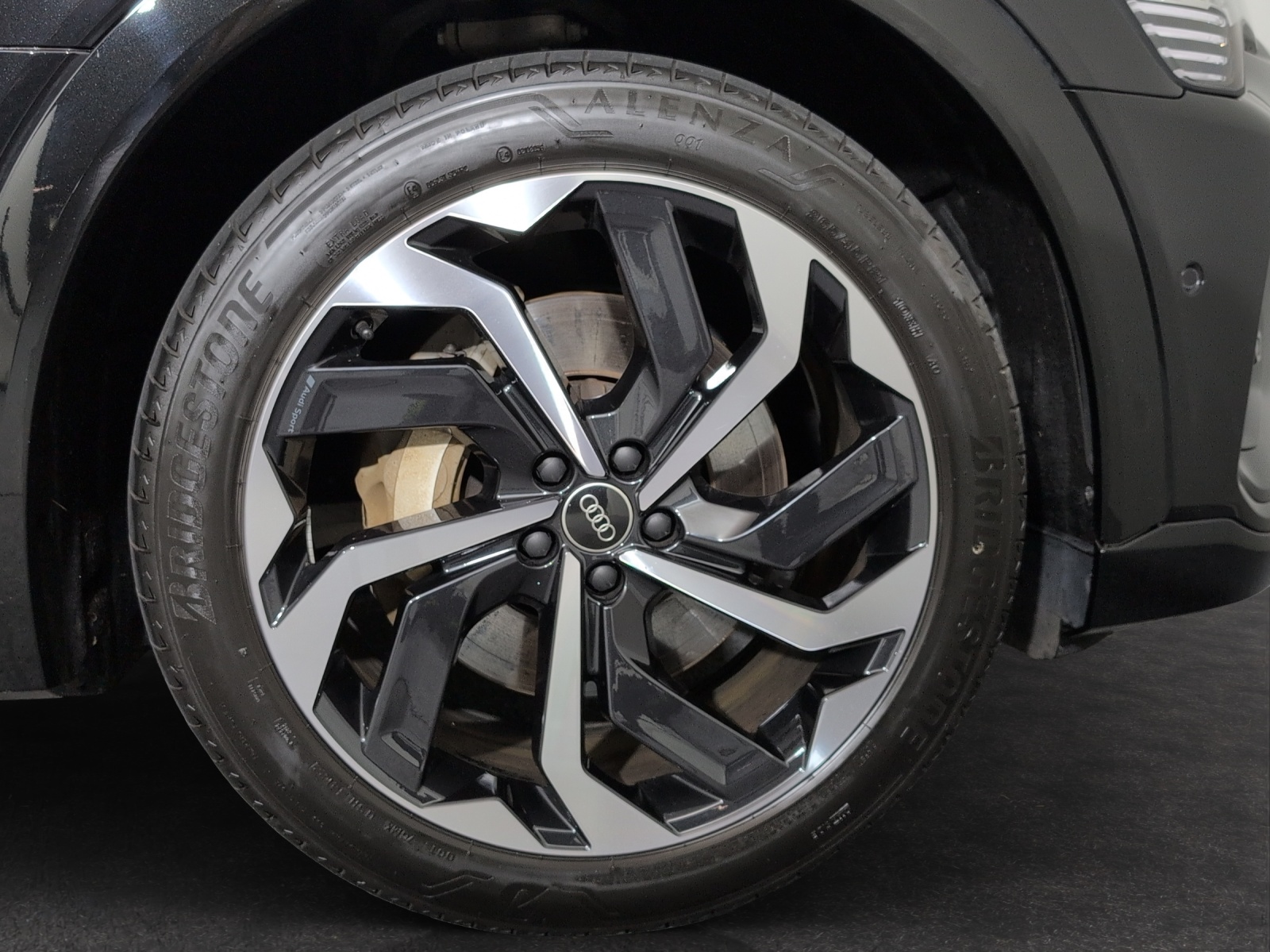 AUDI e-tron 55 Sportback S Line Black Edition quattro-image-4