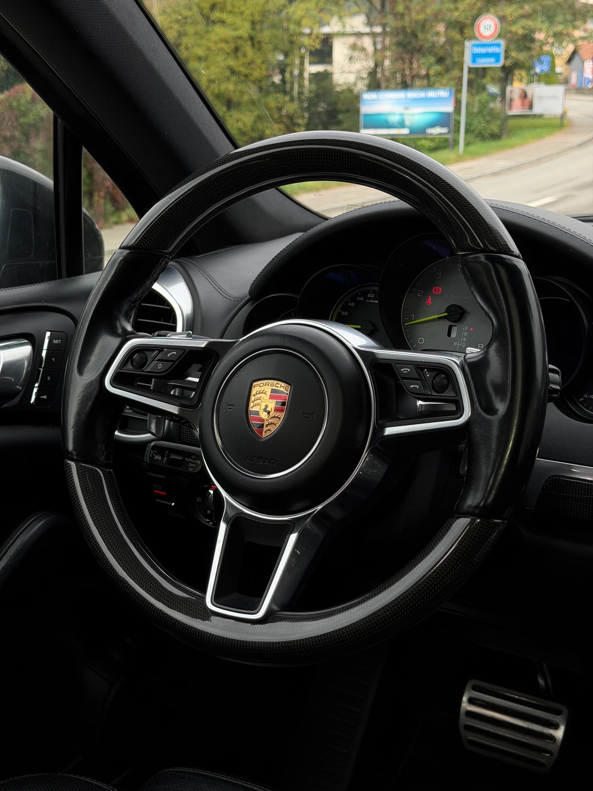 PORSCHE Cayenne S E-Hybrid-image-9