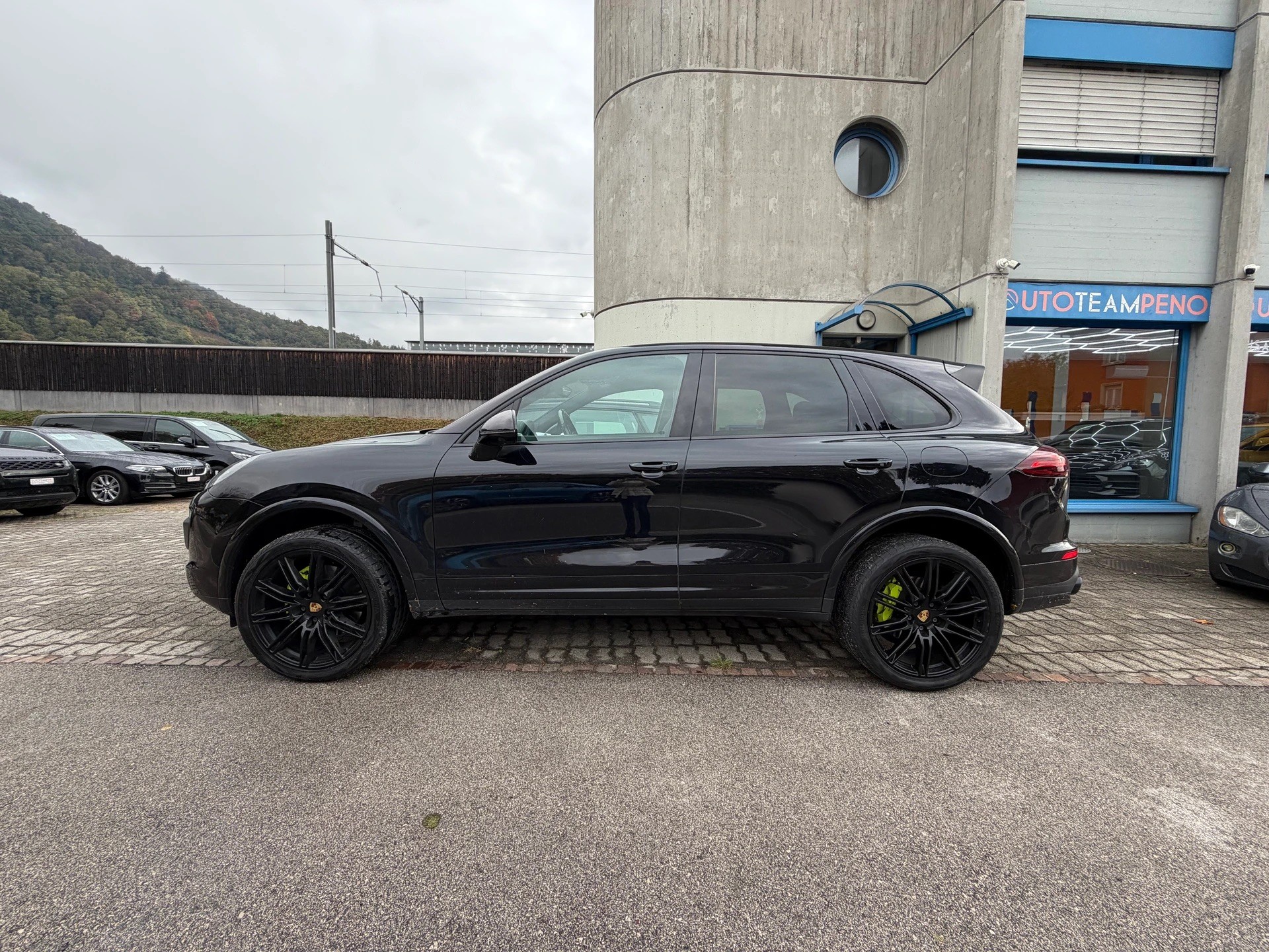 PORSCHE Cayenne S E-Hybrid-image-3