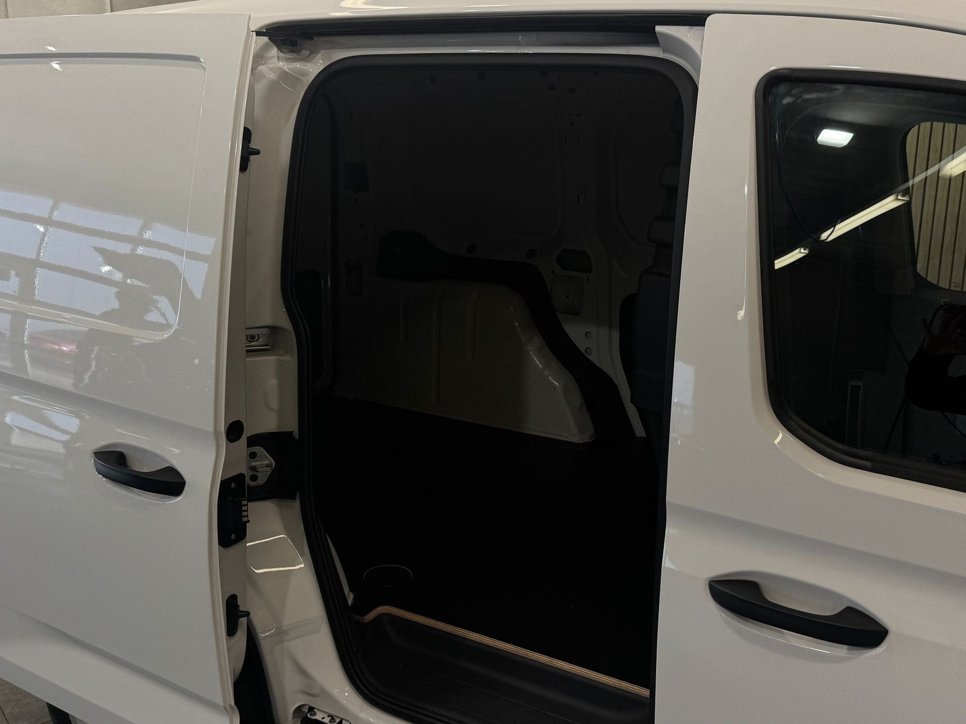 VW Caddy Cargo 1.5 TSI-image-2