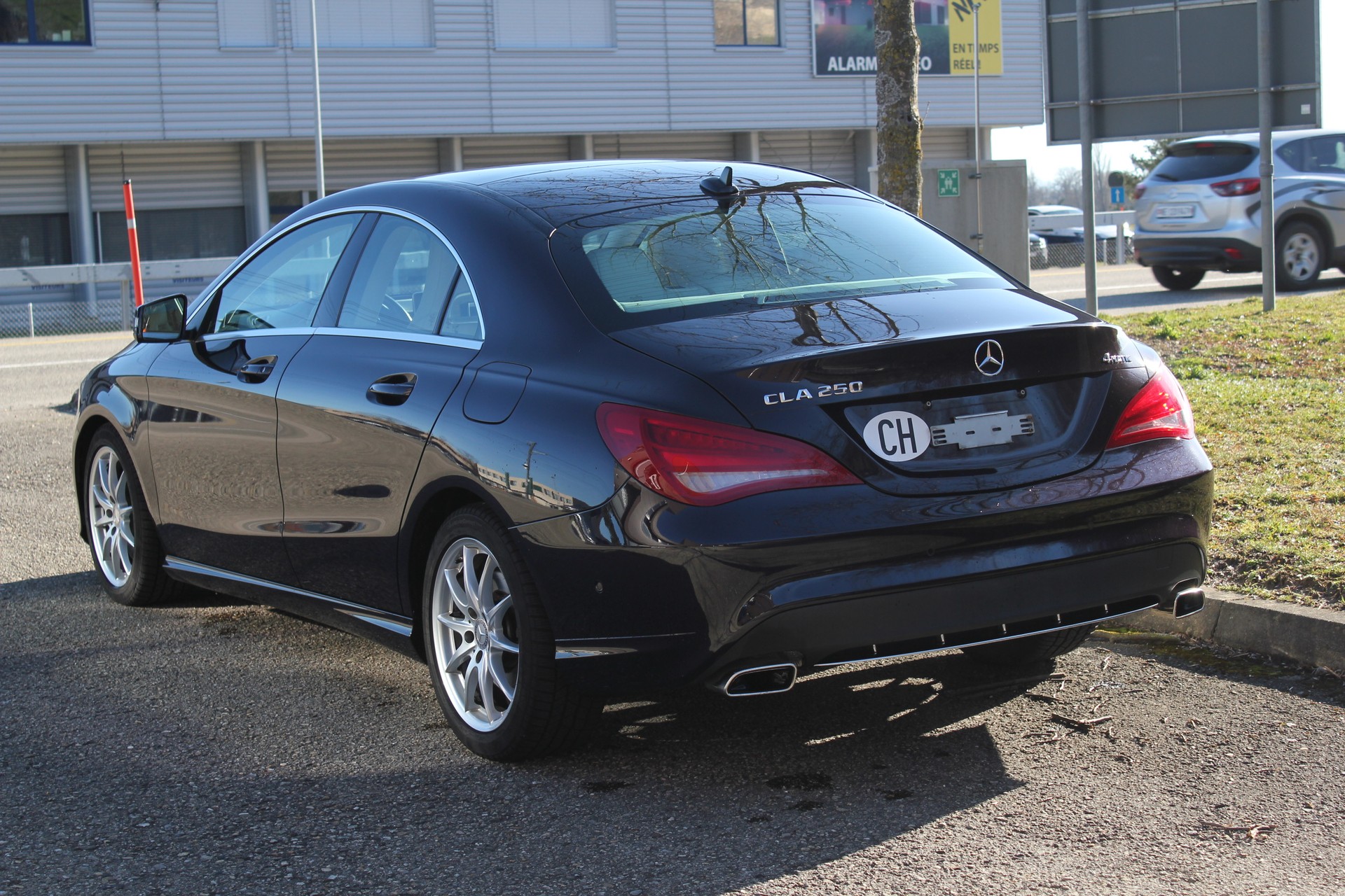 MERCEDES-BENZ CLA 250 Urban 7G-DCT 4Matic-image-3