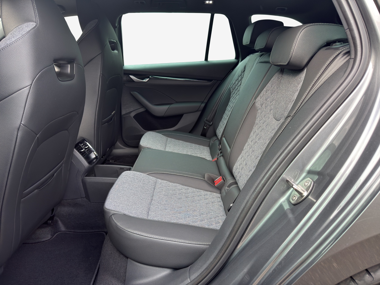 SKODA Octavia Combi 1.5 TSI mHEV DSG Sport Line-image-11