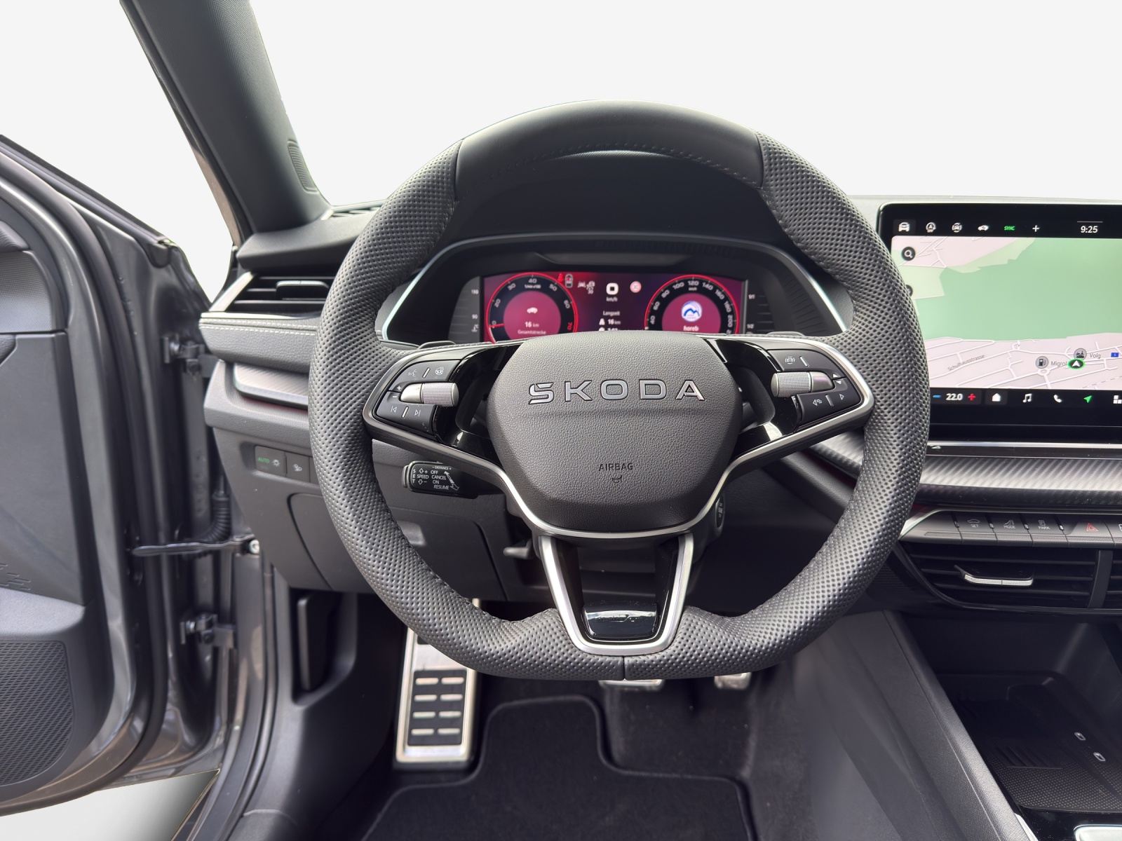 SKODA Octavia Combi 1.5 TSI mHEV DSG Sport Line-image-9