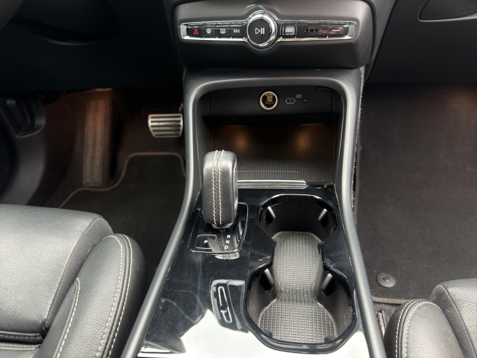 VOLVO XC40 P8 Twin R-Design AWD-image-11