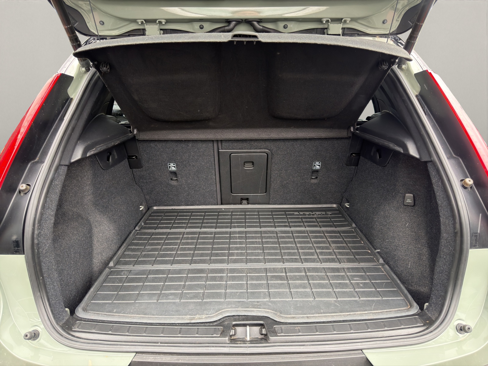 VOLVO XC40 P8 Twin R-Design AWD-image-14