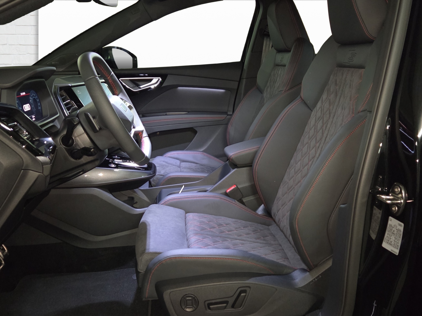 AUDI Q4 e-tron 45 Edition Swiss Ski quattro-image-4