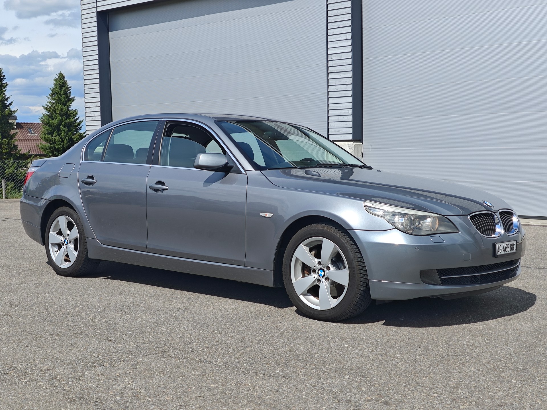BMW 525xi Premium-image-0