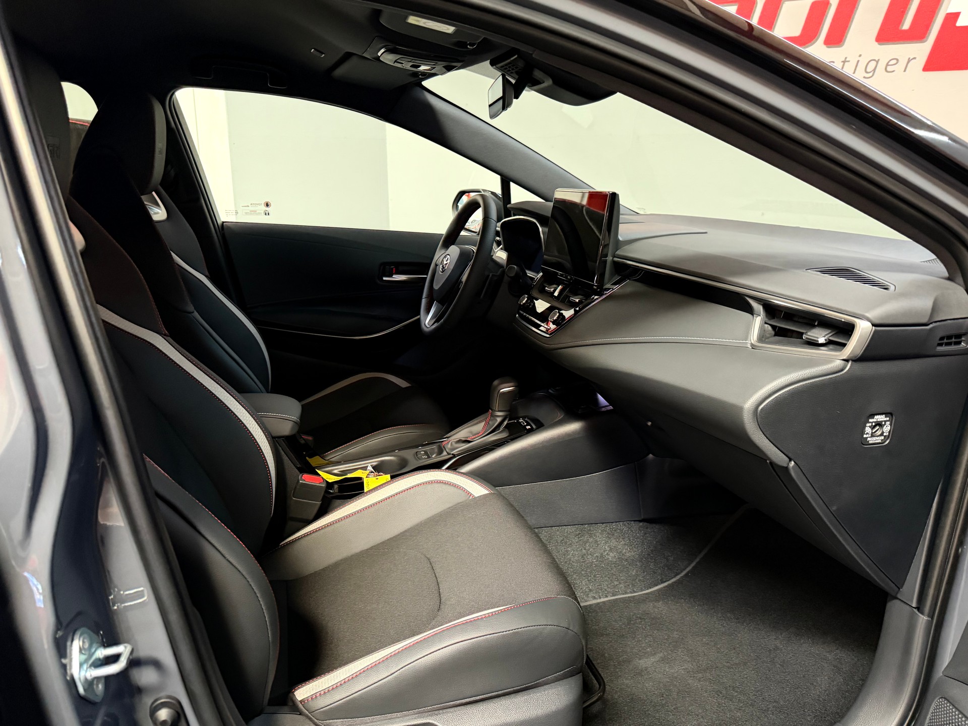 TOYOTA Corolla Touring Sports 2.0 HSD GR Sport e-CVT-image-14