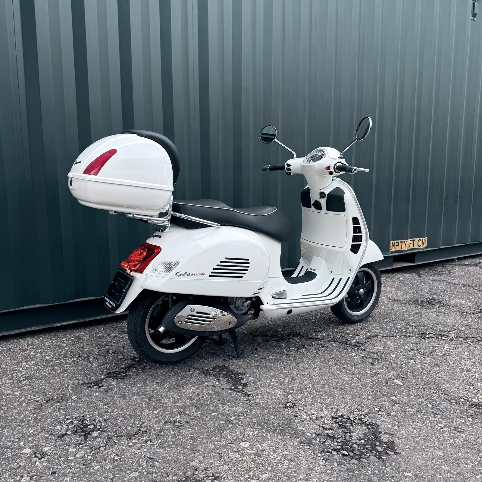 PIAGGIO Vespa GTS Super 300 i.e Sport-showroom-element-3