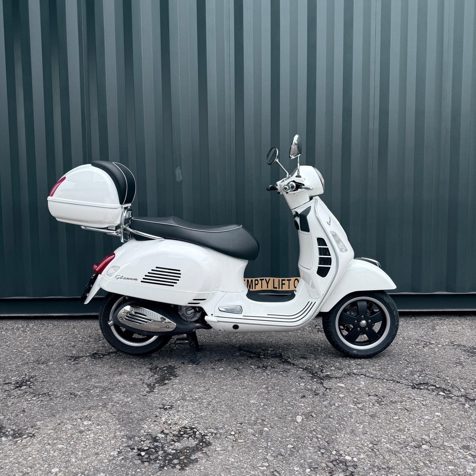 PIAGGIO Vespa GTS Super 300 i.e Sport-showroom-element-1